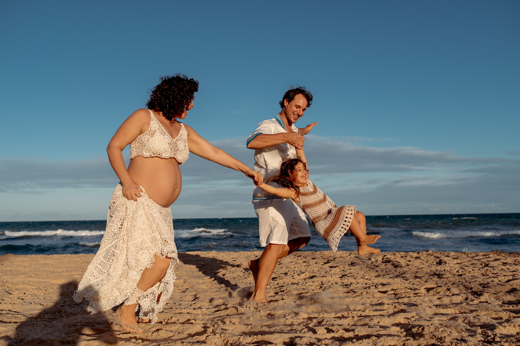 Ensaio Gestante — Praia do forte. Água Carmim Fotografia
