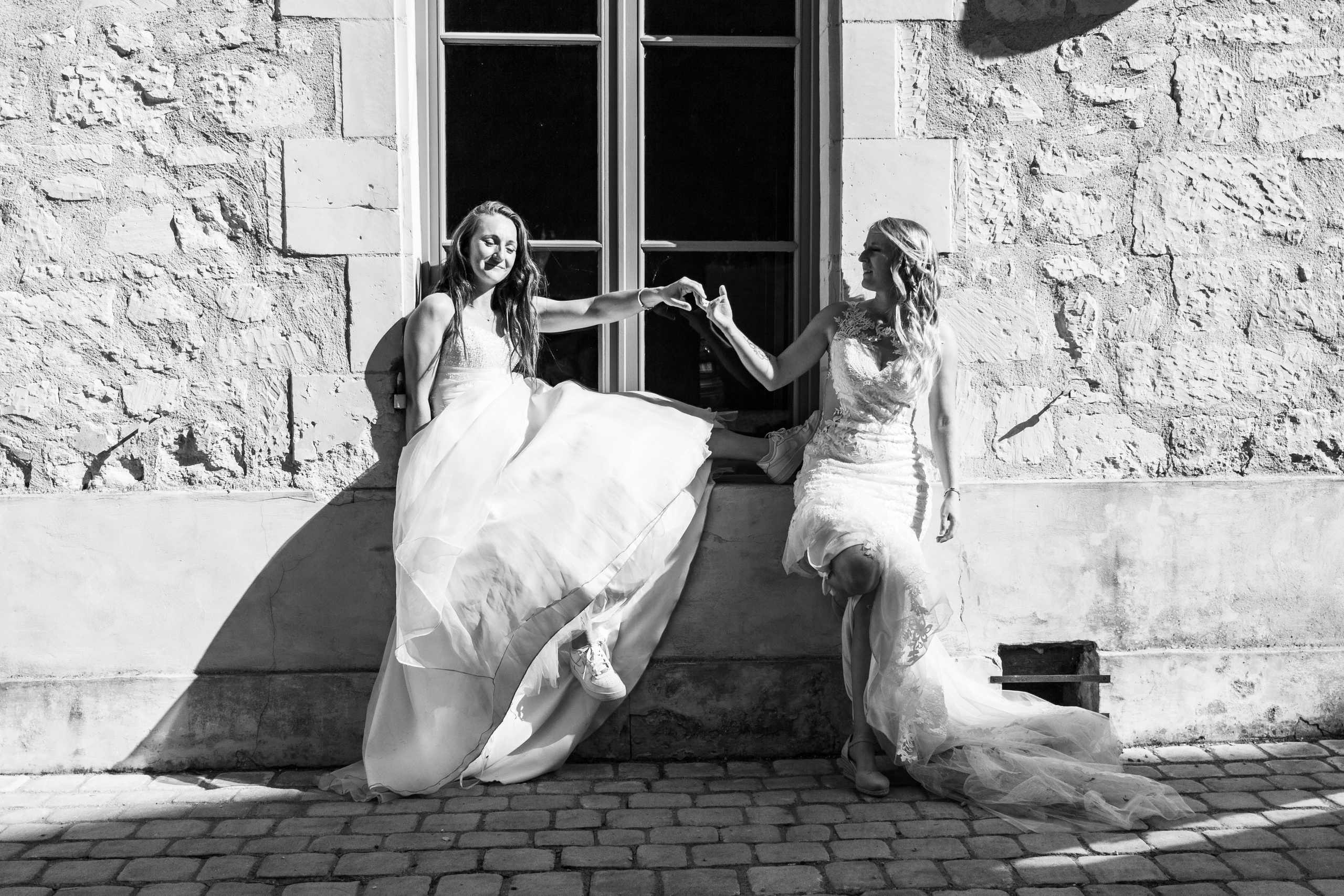 Couple de femmes en robes de mariées, séance photo romantique de mariage LGBTQ+