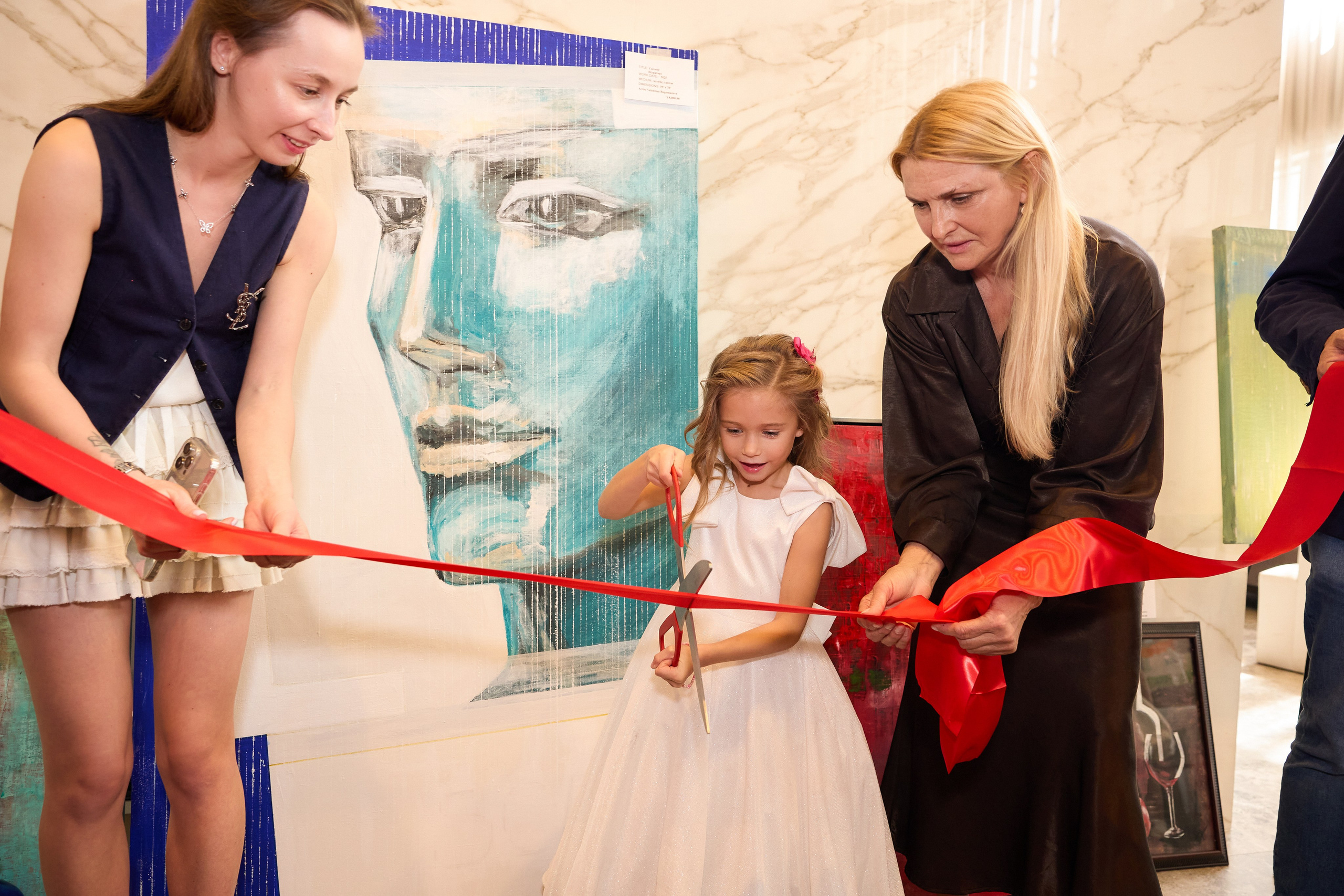 Авторская благотворительная художественная выставка Дианы Бортник. Фотограф Юлия Маковеева