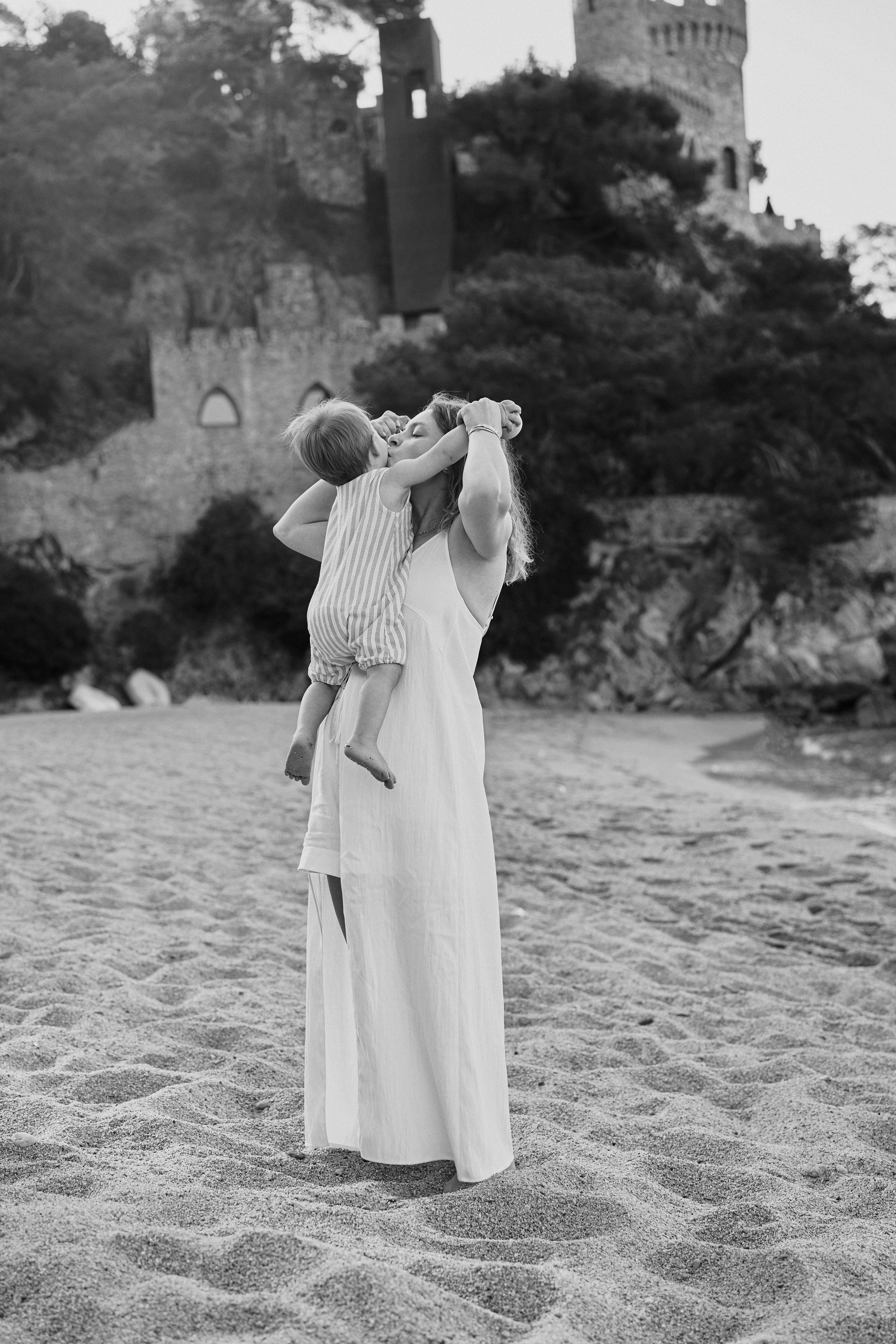 Мама и малыш на пляже. Photographer in Barcelona Spain Zhanna Zakharchenko
