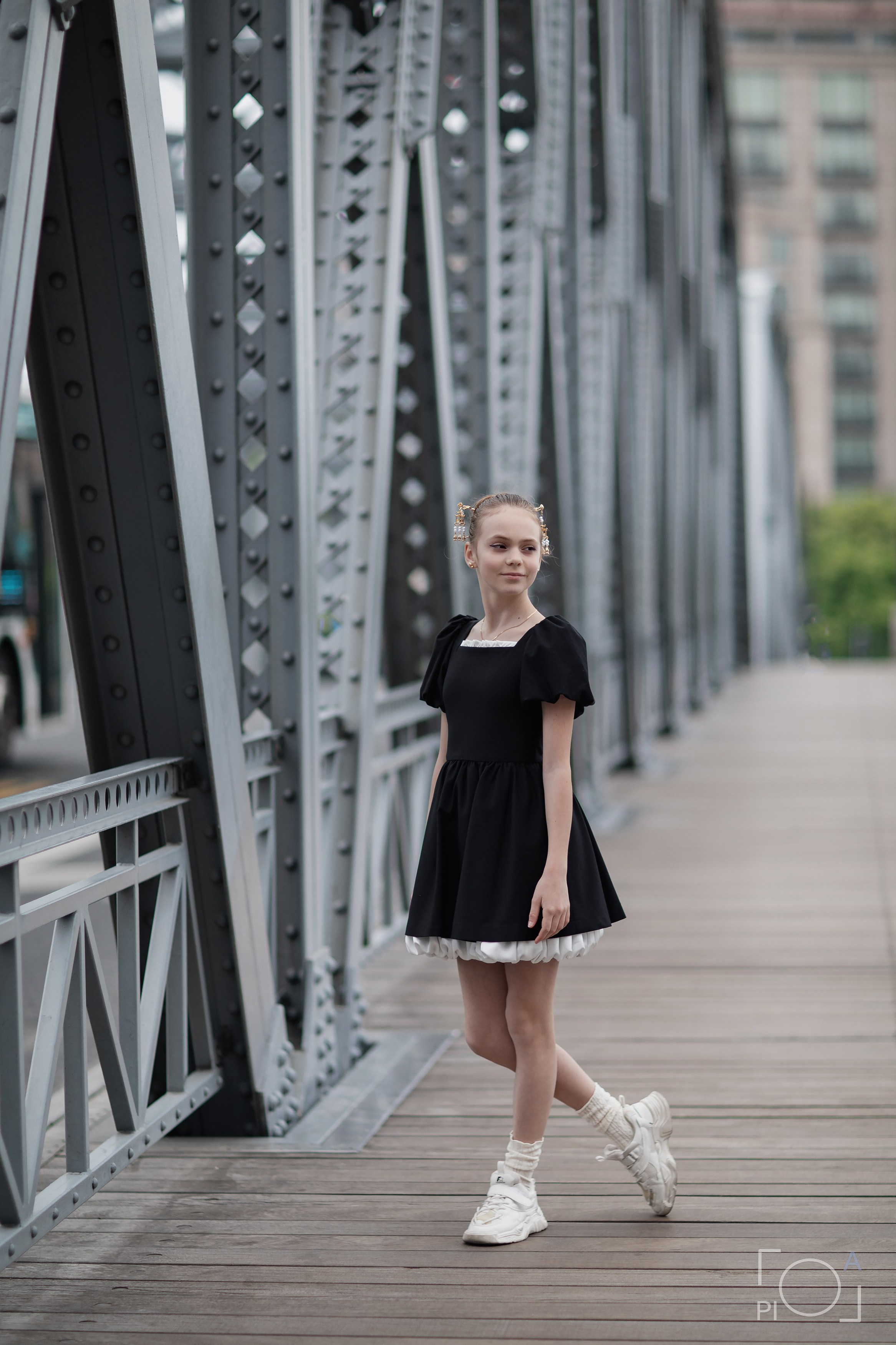 Фотосессия в Шанхае для девочки 11 лет, в черном платье на мосту Garden