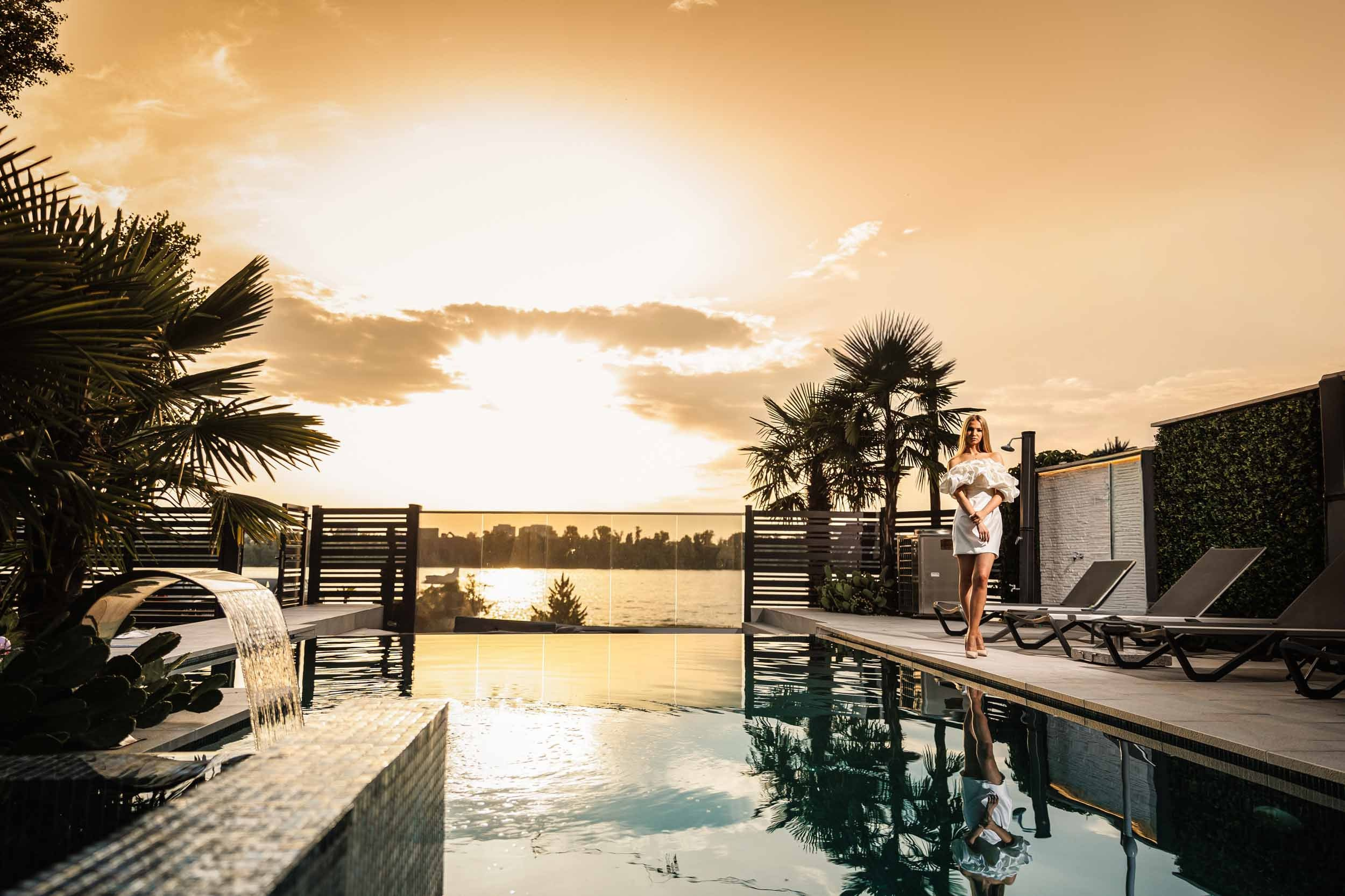 Slavljenica na zalasku sunca pored bazena u Casa Palmera, umetnička fotografija 18. rođendana u Novom Sadu.