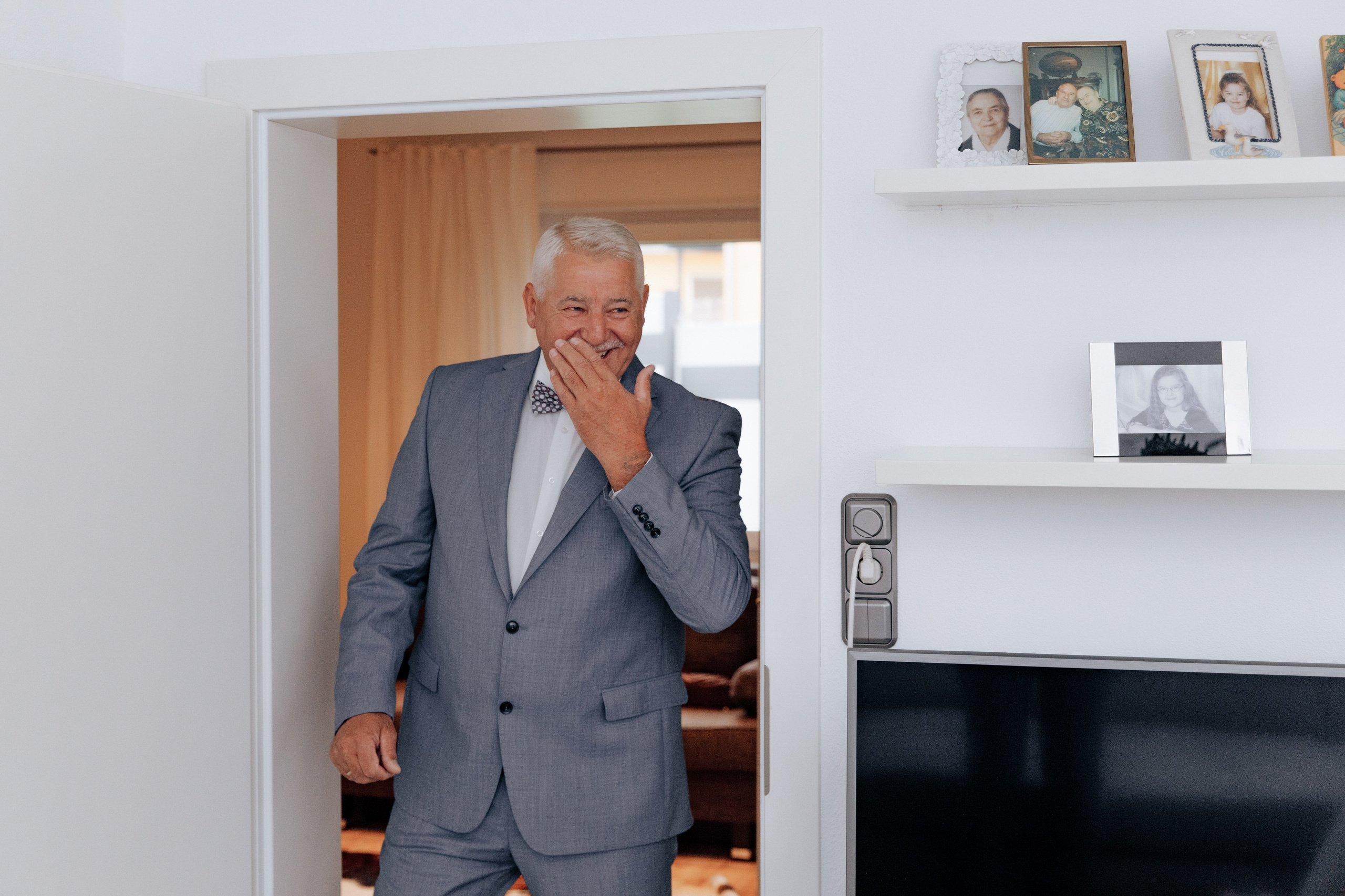 Der Vater sieht die Braut zum ersten Mal und ist emotional berührt, fast weinend.