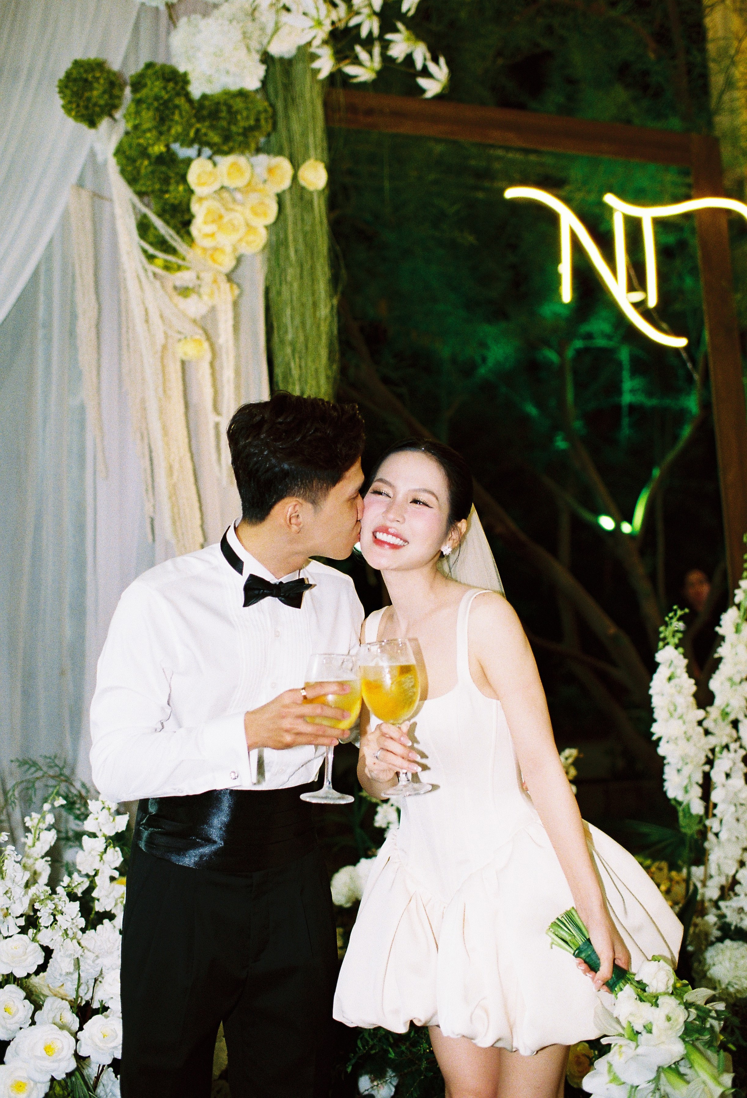 Nghĩa & Thảo. Cam Images