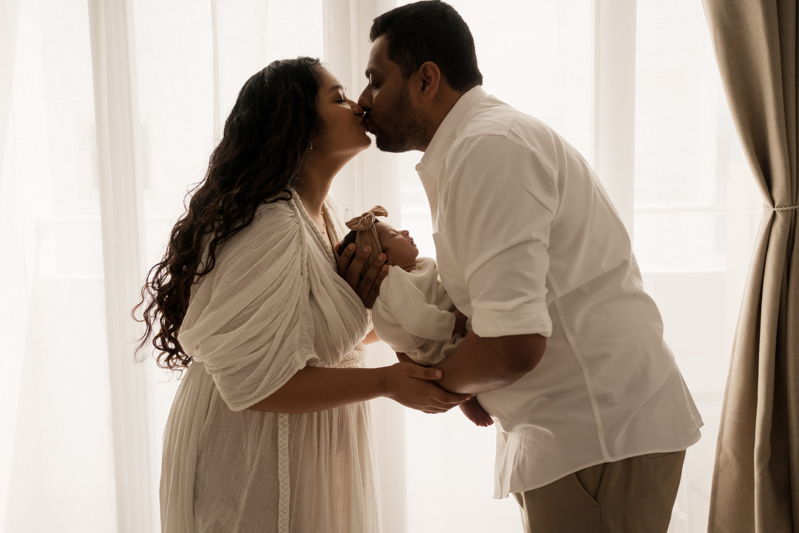 First moments of love. Angela Iakovleva — Family Photographer in Dubai