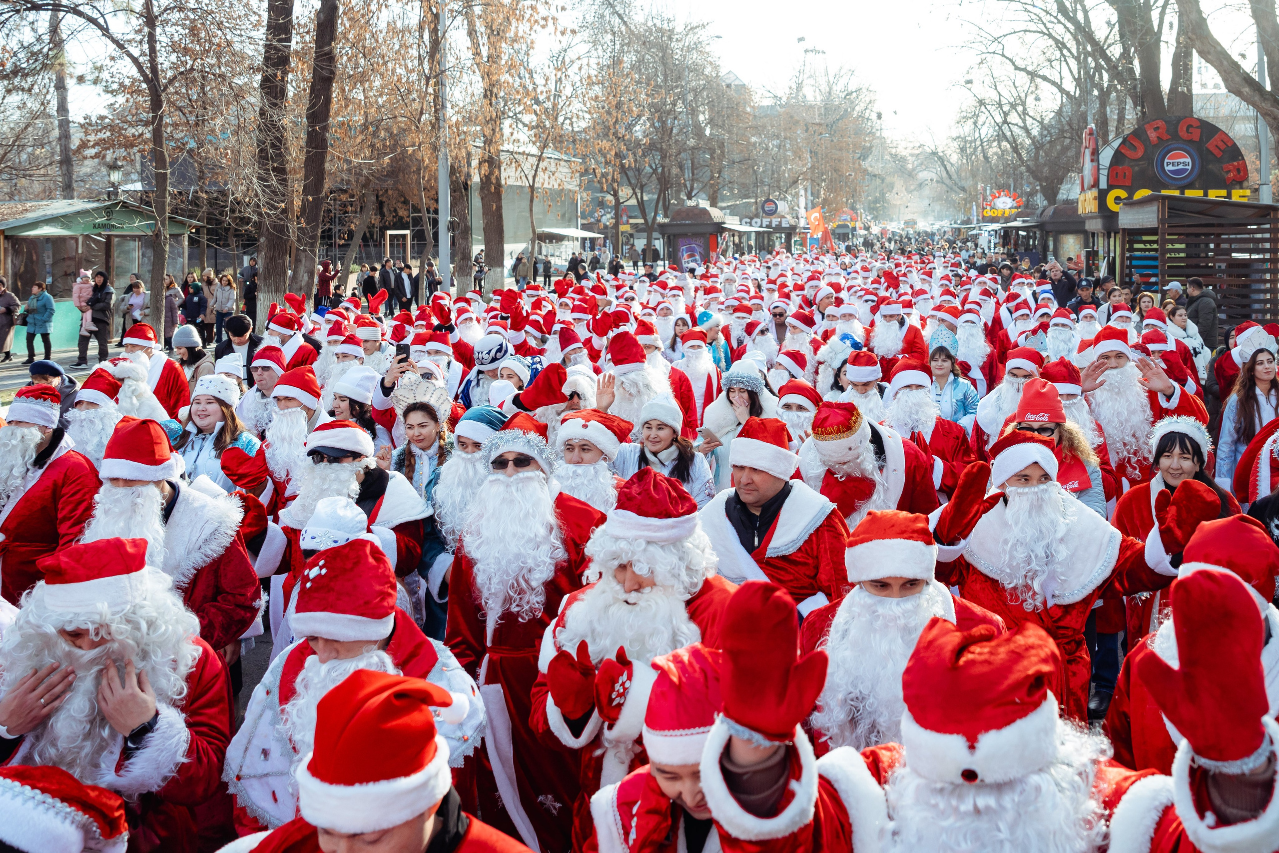 Парад Дедов Морозов. Георгий Намазов | Фотограф в Ташкенте