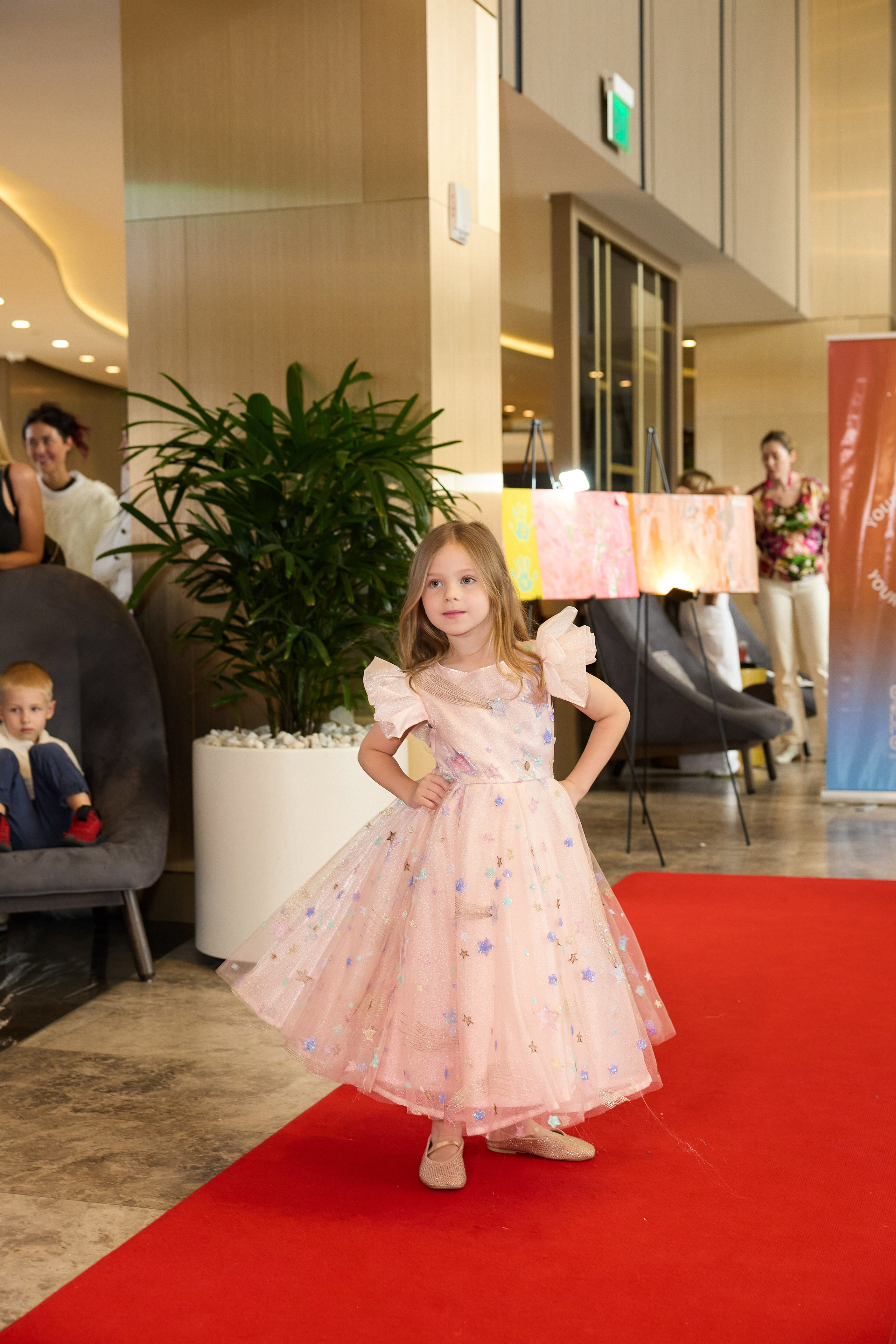 Авторская благотворительная художественная выставка Дианы Бортник. Фотограф Юлия Маковеева