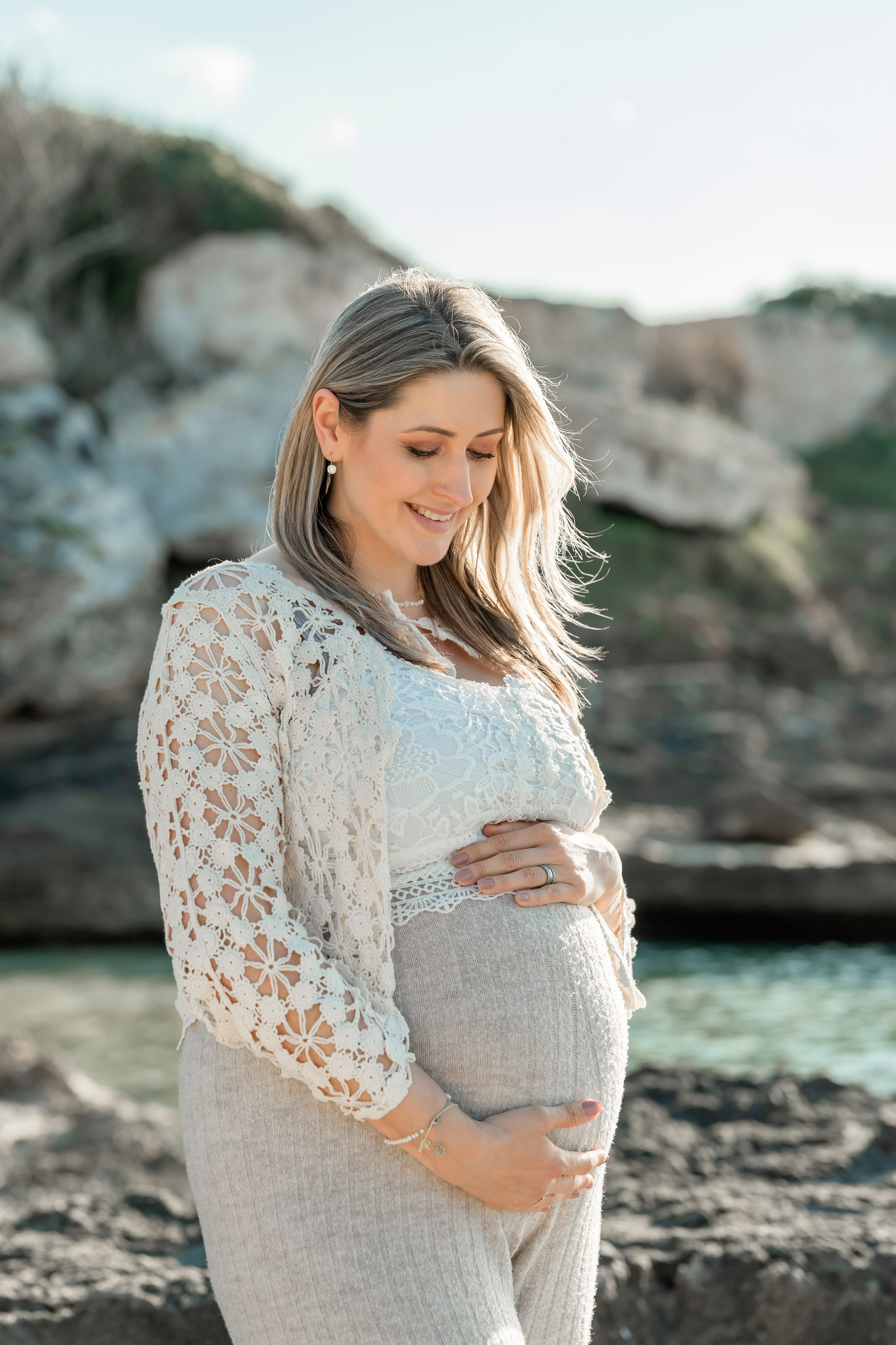 Schwangerschaftsshooting am Meer. Deine Fotografin auf Mallorca für Familien und Business
