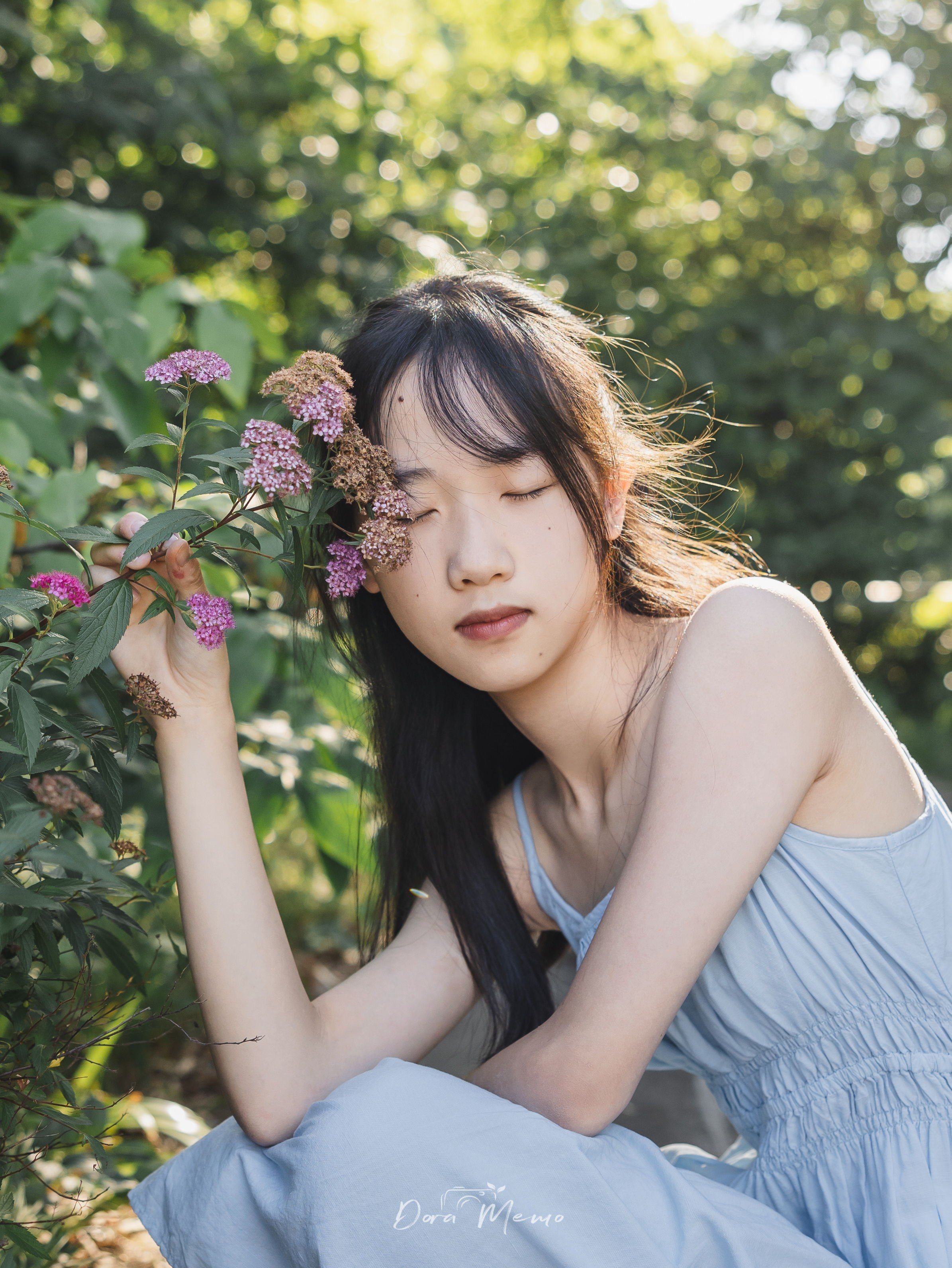  Close-up, eyes closed holding a bouquet | A quiet moment — a girl with her eyes closed, holding flowers in soft side light