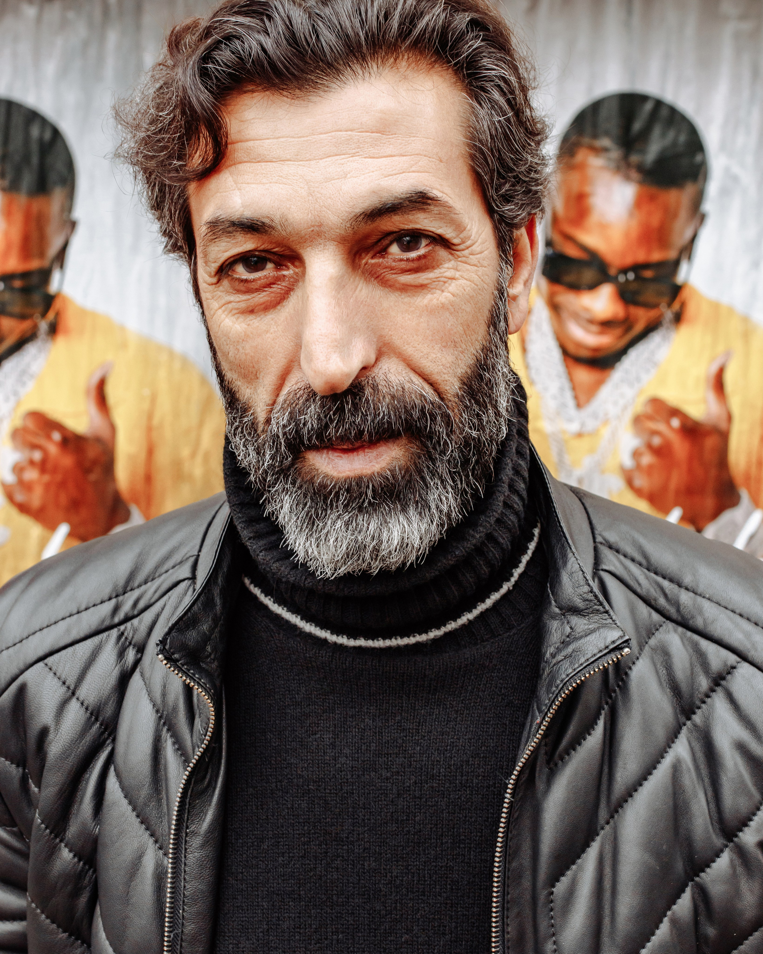 Харизматичный восточный мужчина с бородой смотрит на нас