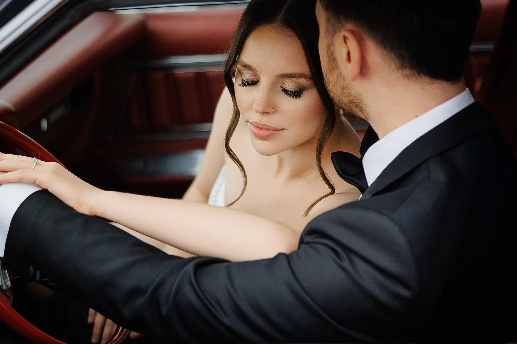 Fotograf cununie sector 1–6 București. Mă deplasez în toate sectoarele din București pentru fotografierea cununiei civile. Capturez imagini curate, luminoase și elegante, gata de share.