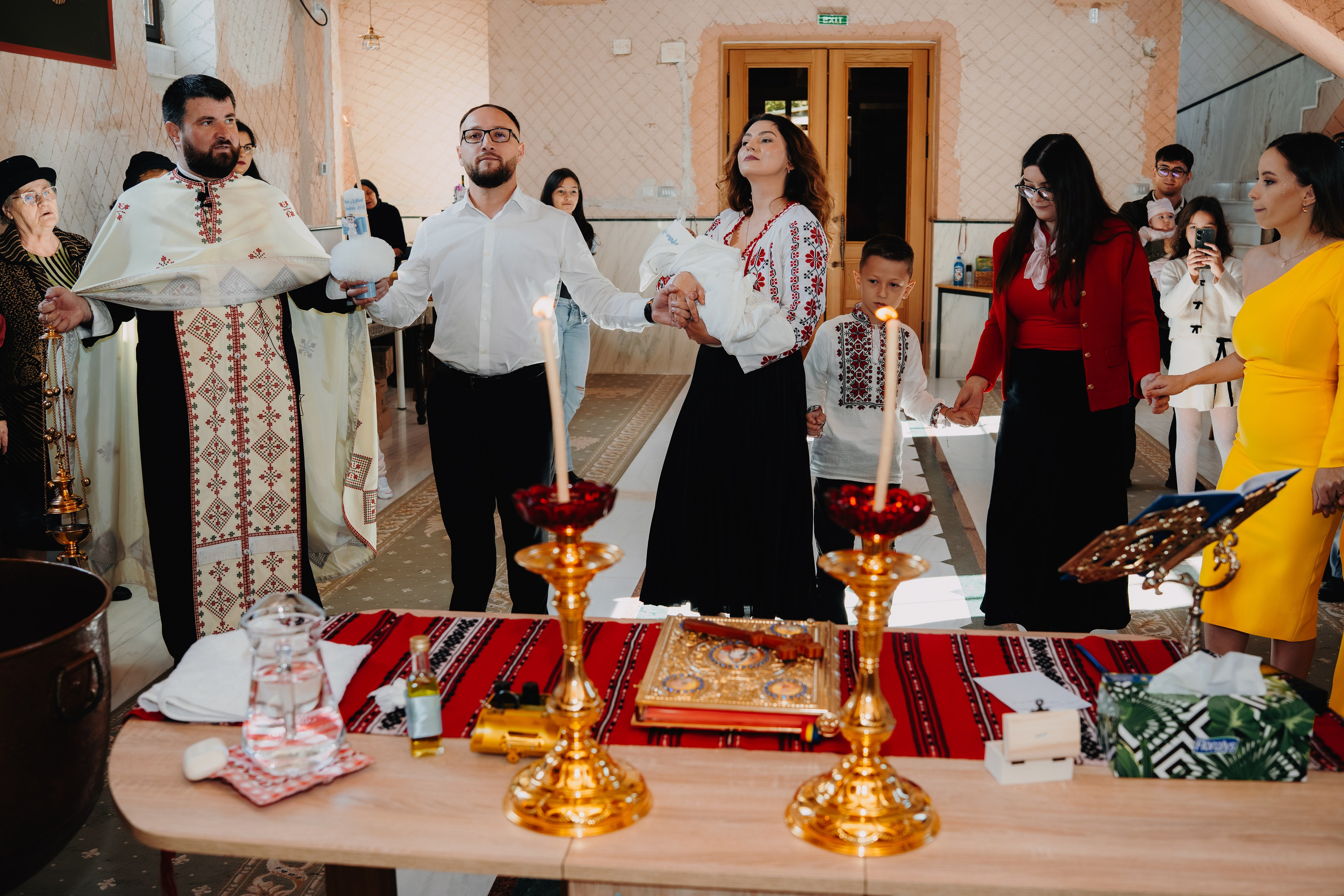 Momentul tradițional și vesel al „horei bucuriei” de la botezul lui Arthur Mihail în Catedrala Bârlad. Preotul, purtând pruncul, dansează un pas simplu împreună cu părinții bebelușului, într-o expresie de bucurie comună după taina sfântă.