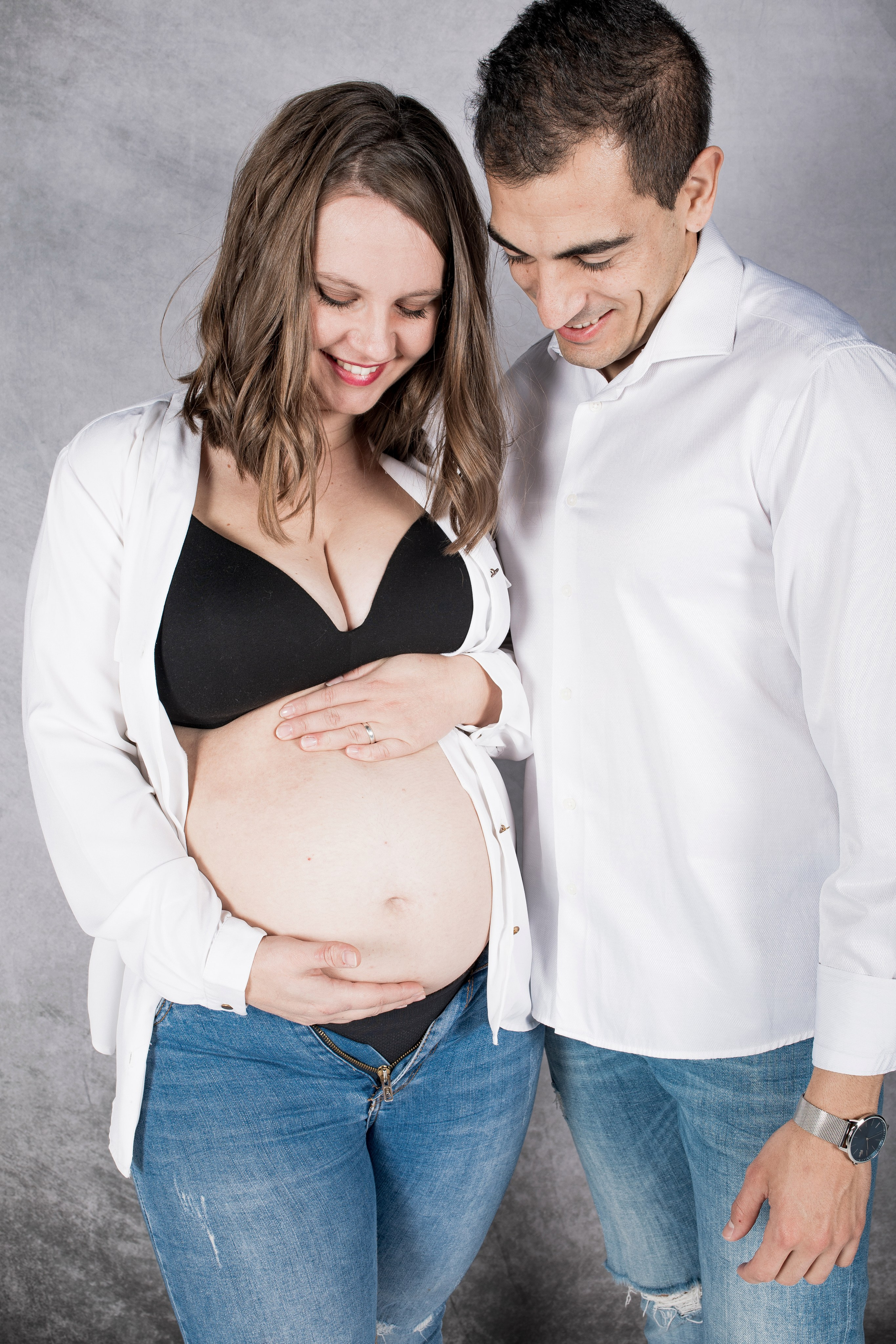 Sesión de embarazo en estudio con poses elegantes – Rainbox, Torrejón de Ardoz