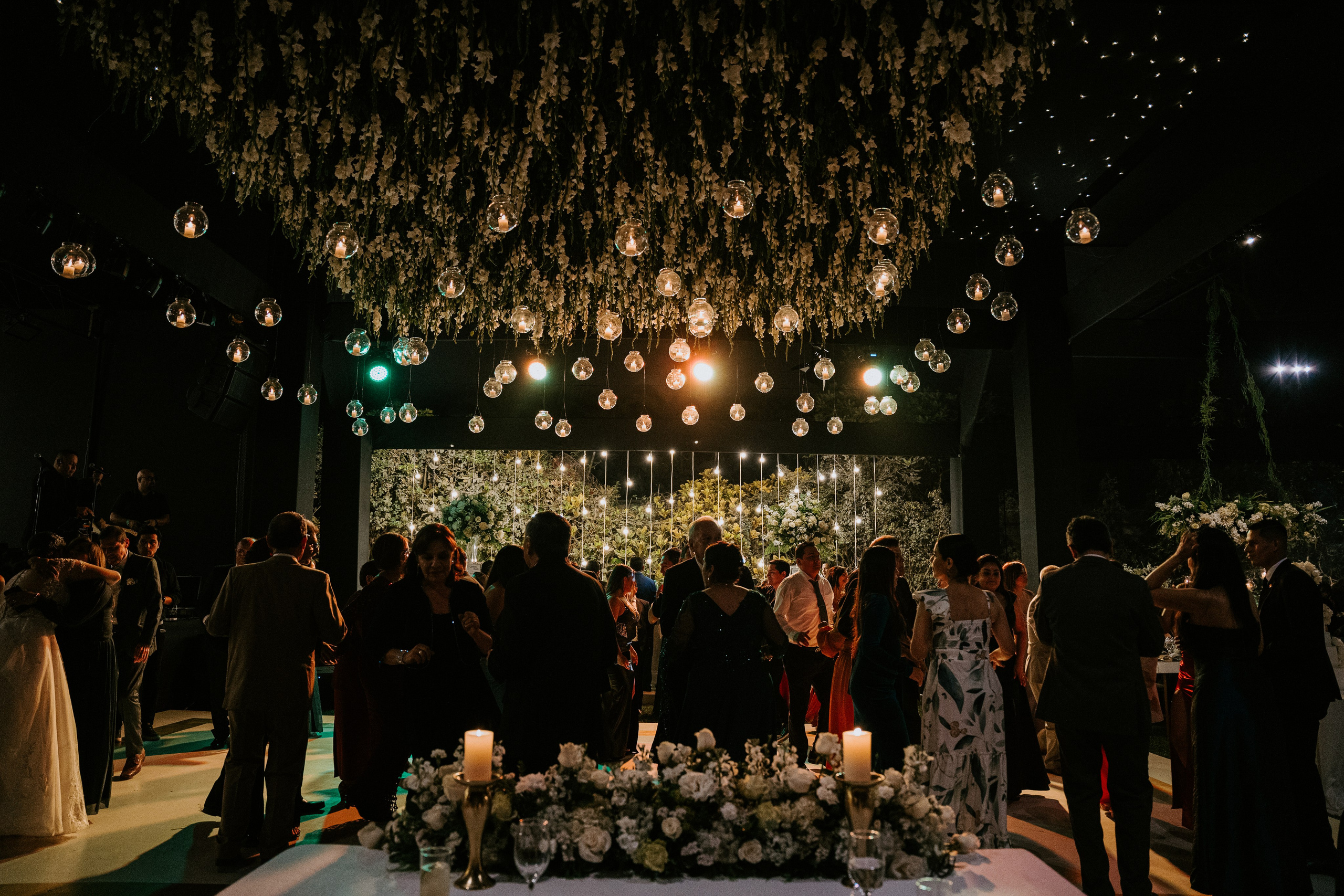 Un vistazo de un día especial. Fotógrafo de Bodas en Lima | Ronhy Altamirano. Fotografía narrativa y cinematográfica para bodas, quinceañeras y eventos exclusivos
