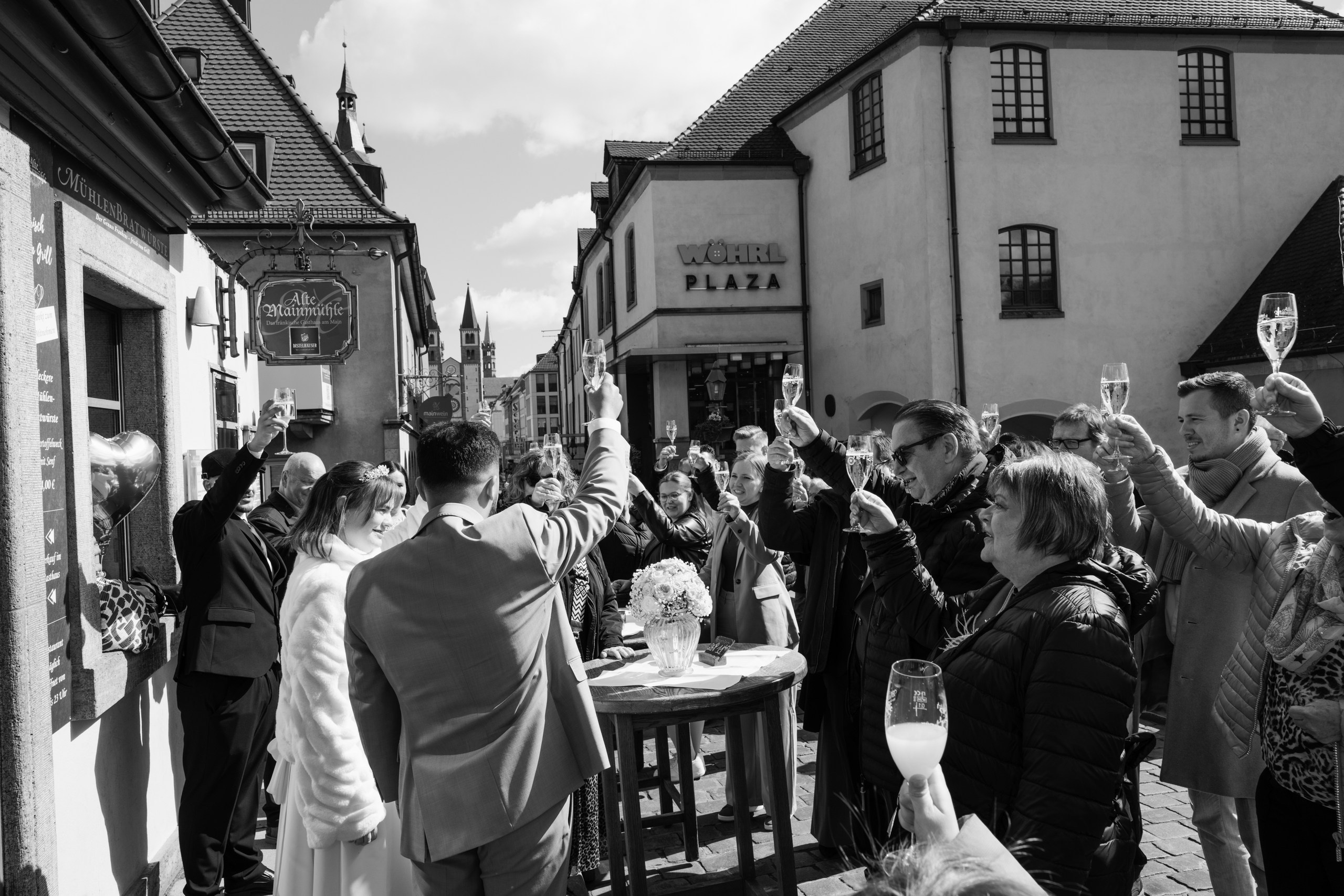 Hochzeitsfotograf Würzburg – Standesamt & Alte Mainbrücke Hochzeit. Hochzeitsfotografin Würzburg & Unterfranken | Anna Saribekyan