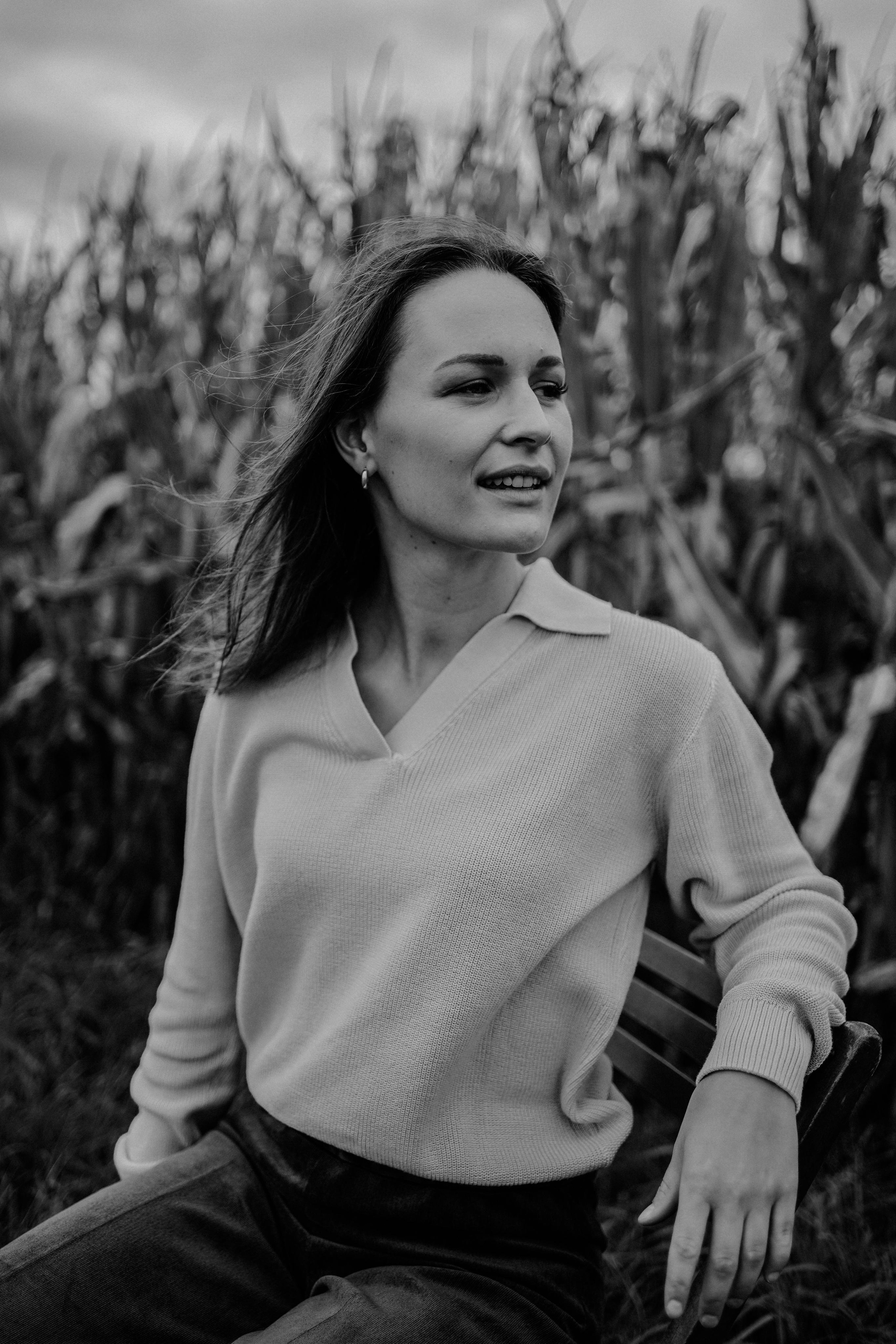 “In tall grass”. Editorial for https://preri.com/. Julia Pelikánová | Portrait and content photographer in Prague