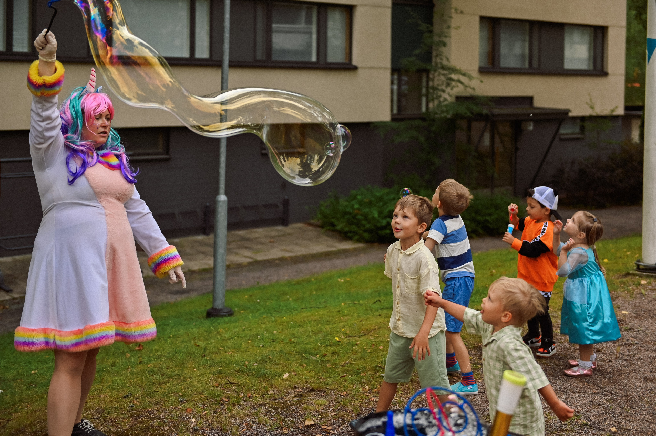 Праздник во дворе дома. Детский и семейный фотограф в финляндии дина пулкка. контент фотограф