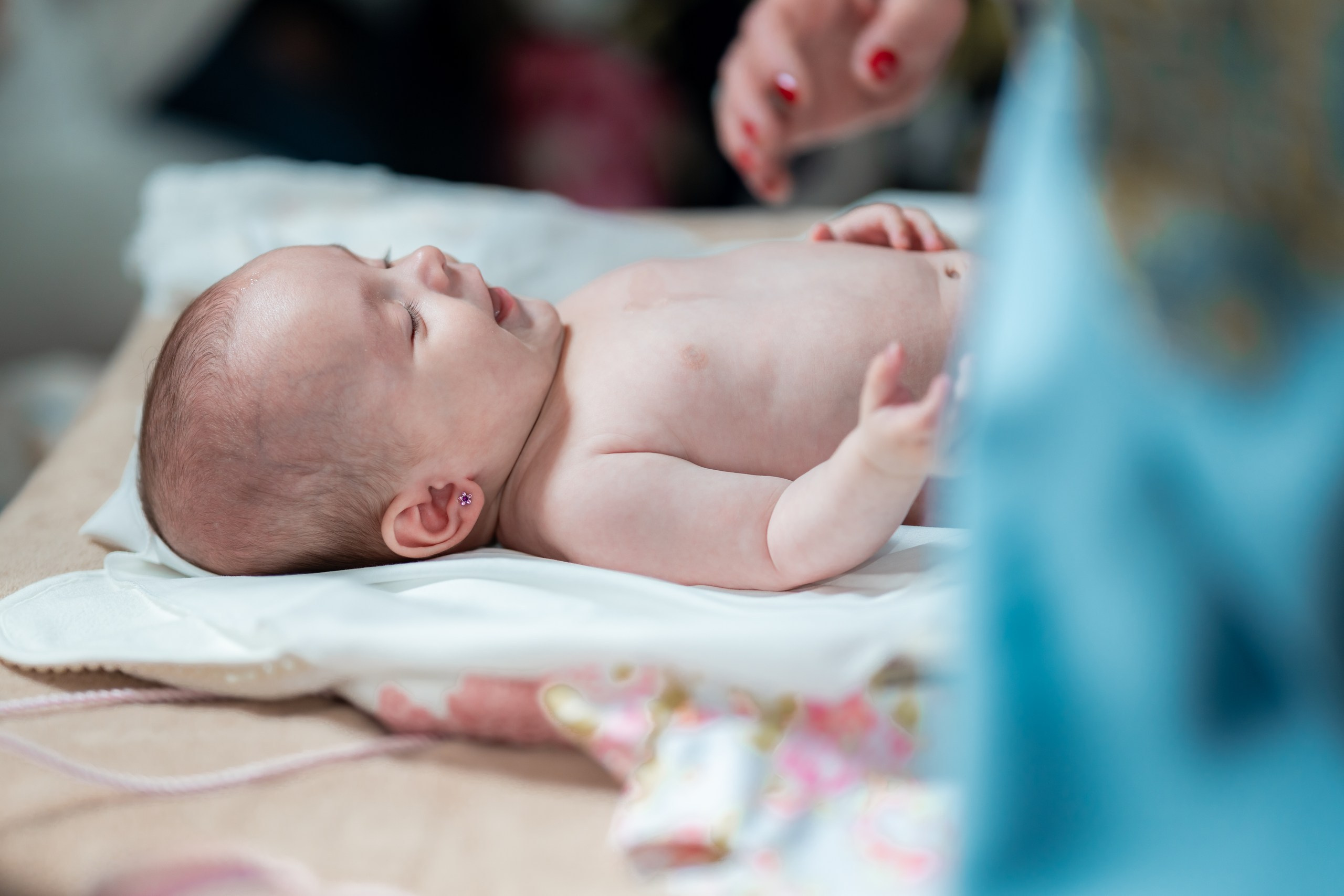 fotograf botez , fotografie botez Botoșani, fotograf Alin Chirilă, amintiri botez, fotografii botez, botez Miruna Parascheva, fotograf copii, fotografie botez în Botoșani-alt="botez , fotografie botez Alin Chirilă, amintiri botez, fotografii emoționante botez Botoșani"-- fotografii-botez-bebelus- amintiri-botez-micuț- moment-sfânt-crestinare- fotografie-emotionanta-botez- detalii-botez-bebelusi- parinti-fericiti-la-botez- fotograf-botez-profesionist- botez-in-biserica-ortodoxa- micuț-botezat-cu-emoție- zâmbete-și-lacrimi-la-botez- bebeluș-la-cristelniță- decor-botez-colorat- botez-cu-dragoste-și-credință- emotie-pura-la-botez- fotograf-botez-botosani- botez-iasi-suceava-fotograf- amintiri-nepretuite-botez-- Preotul ținându-l pe micuțul Mathias Gabriel la botez, în biserica Înălțarea Domnului, Copălău  - Detalii de la botezul lui Mathias – lumânare, trusou și icoană  - Familia lui Mathias Gabriel alături de micuț, în ziua botezului  - Portret emoționant cu mama și bebelușul în brațe, în biserică,fotograf profesionist evenimente Botoșani, Iași, Suceava, Fălticeni, Bacău, Pașcani, Roman - AlinoFotoStudio by Alin Chirilă - servicii foto nuntă, botez, cununie, ședințe foto creative, albume personalizate, fotografii emoționante și calitative pentru cele mai importante momente din viață,fotograf nuntă Botoșani Alin Chirilă,  ședință foto botez Iași - AlinoFotoStudio,  servicii fotograf profesionist evenimente Suceava,  fotograf cununie civilă Fălticeni - Alin Chirilă,  album foto nuntă personalizat Bacău.“Bebeluș botezat în biserică, ținut în brațe de nași”	•	“Detaliu cu lumânarea de botez decorată cu flori albe”	•	“Părinți emoționați alături de copilul lor la ceremonia de botez”	•	“Masa festivă de botez cu decor tematic și tort personalizat”	•	“Momentul în care preotul toarnă apă sfințită pe fruntea bebelușului”	“Bebeluș în rochie albă de botez, zâmbind în brațele mamei”	•	“Detaliu cu cruciulița de botez așezată pe o pernă de satin”	•	“Părinți și nași aprinzând lumânările în timpul ceremoniei de botez”	•	“Tort de botez decorat cu figurine tematice și numele copilului”	•	“Copil botezat dormind liniștit în pătuțul decorat festiv”	•	“Momentul în care preotul binecuvântează copilul în fața altarului”	•	“Invitați adunându-se în jurul mesei festive la petrecerea de botez”	•	“Bebeluș ținând în mână o jucărie personalizată primită la botez”	•	“Familie fericită pozând împreună după ceremonia de botez”	•	“Decor tematic cu baloane și flori la locația petrecerii de botez” fotograf Botoșani fotograf evenimente fotograf botez Alin Chirila fotograf alinofotostudio.fotograf botez Amelis Maria, fotografie botez Botoșani, fotograf Alin Chirilă, amintiri botez, fotografii botez, botez Amelis Maria, fotograf copii, fotografie botez în Botoșani,