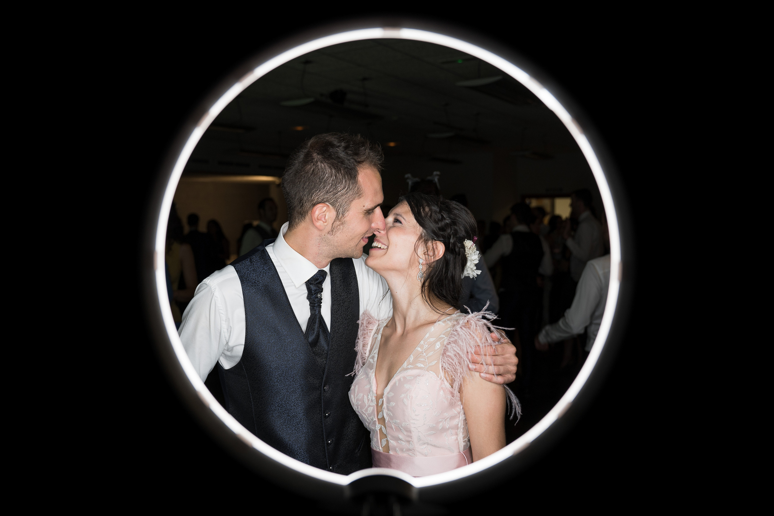 Photocircle es un foto con circulo los novios y los invitados. PIXLOVE - Fotógrafos de bodas Huesca Pirineos Zaragoza