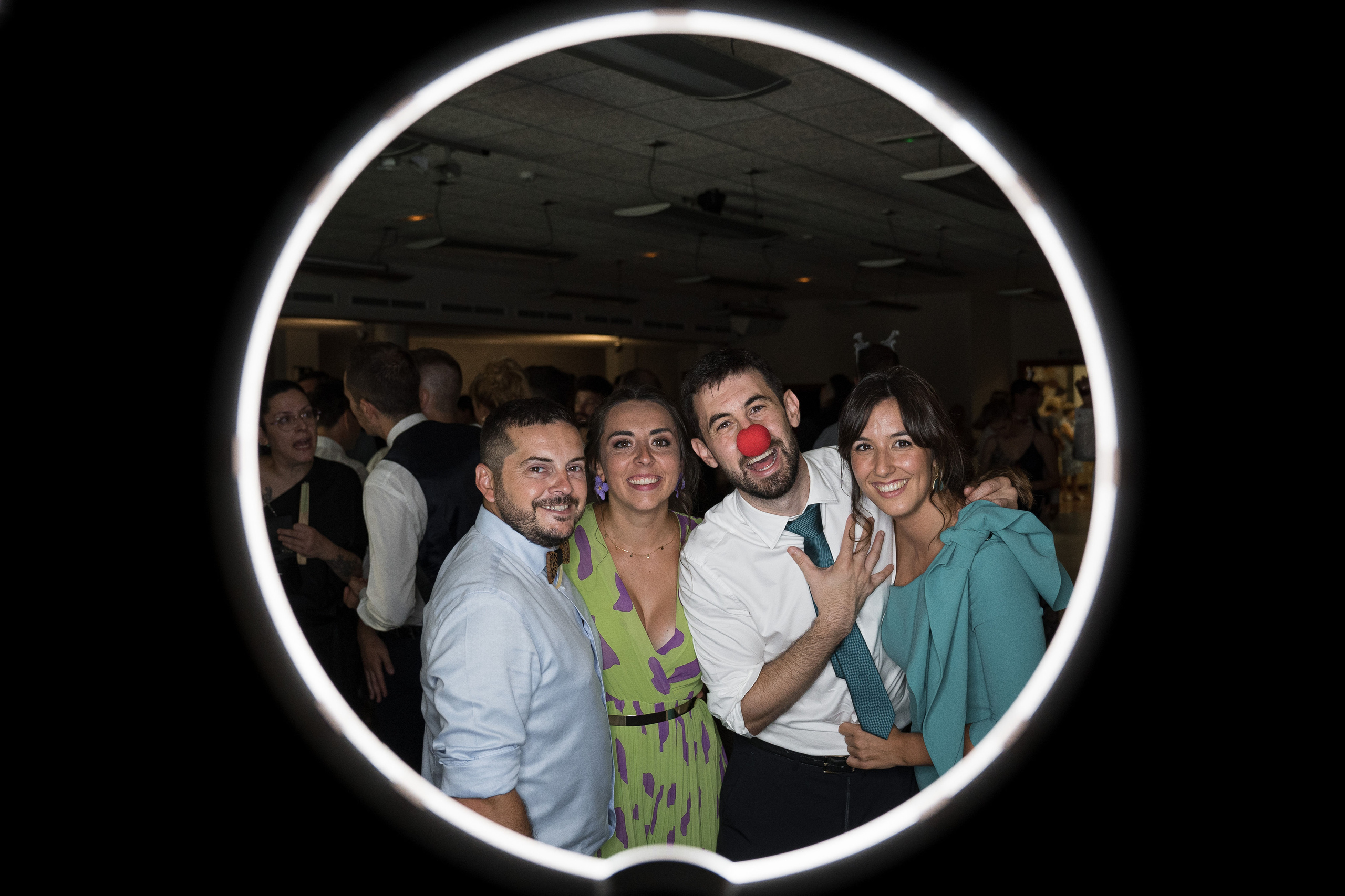 Photocircle es un foto con circulo los novios y los invitados. PIXLOVE - Fotógrafos de bodas Huesca Pirineos Zaragoza