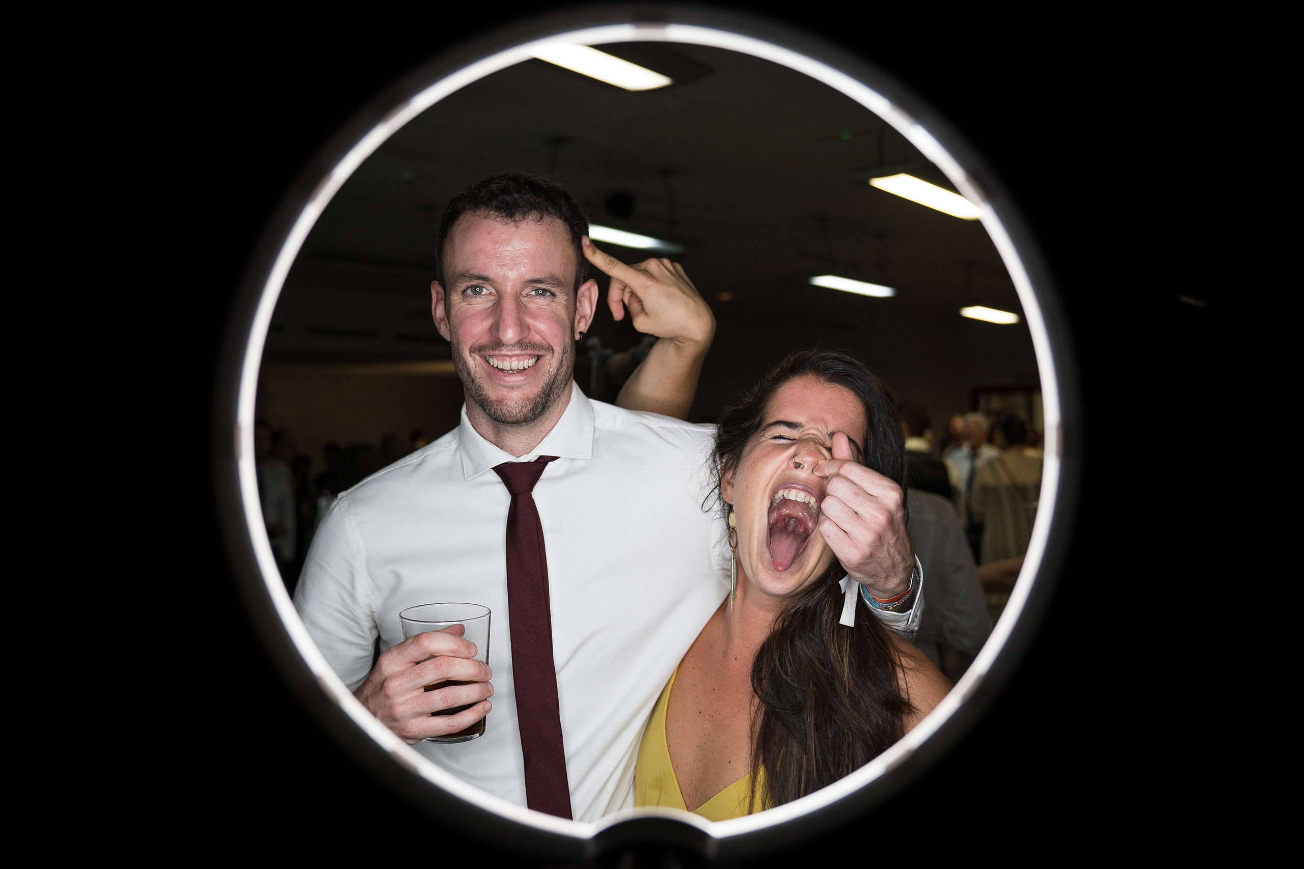 Photocircle es un foto con circulo los novios y los invitados. PIXLOVE - Fotógrafos de bodas Huesca Pirineos Zaragoza