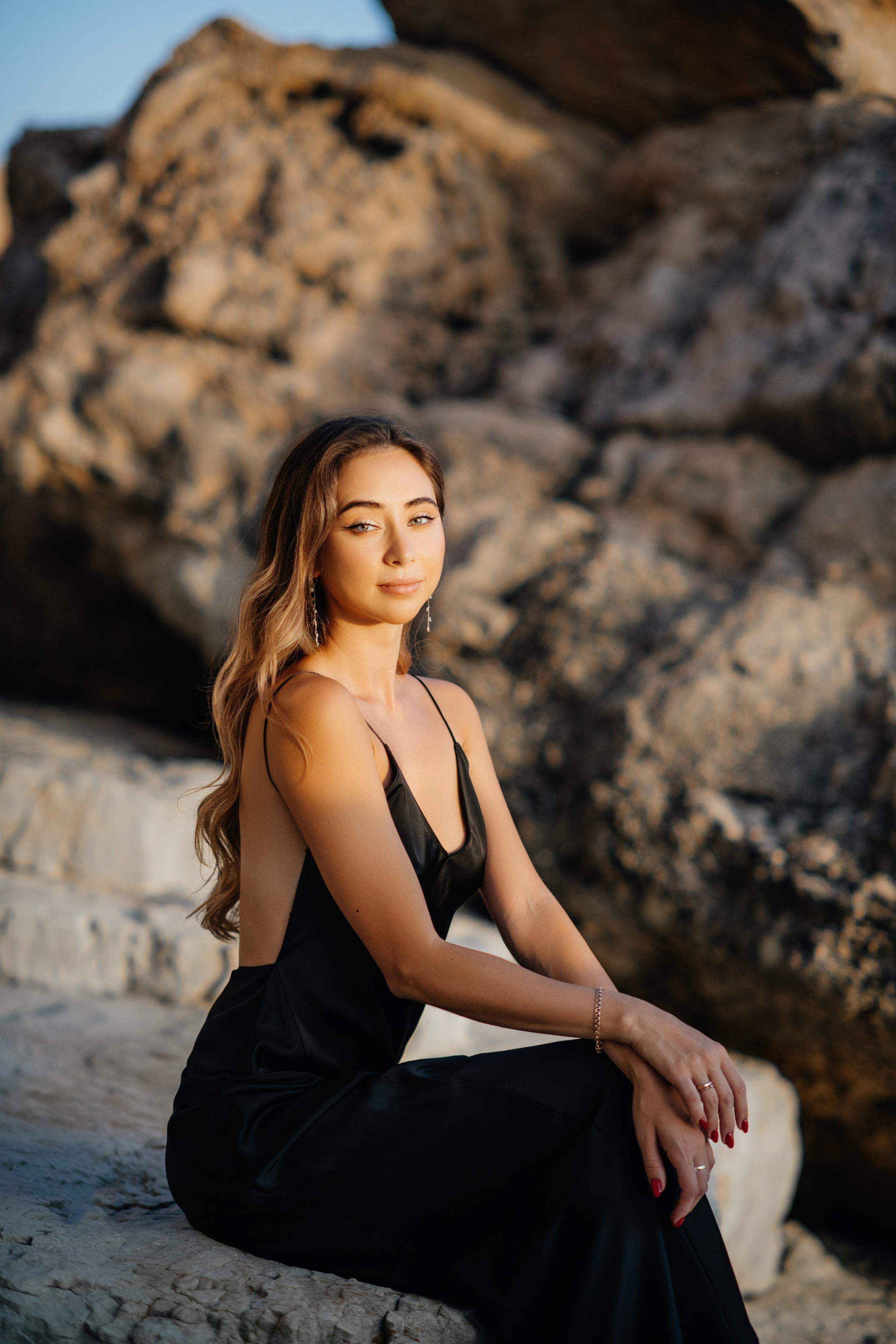 На скалах. Фотограф на Кипре