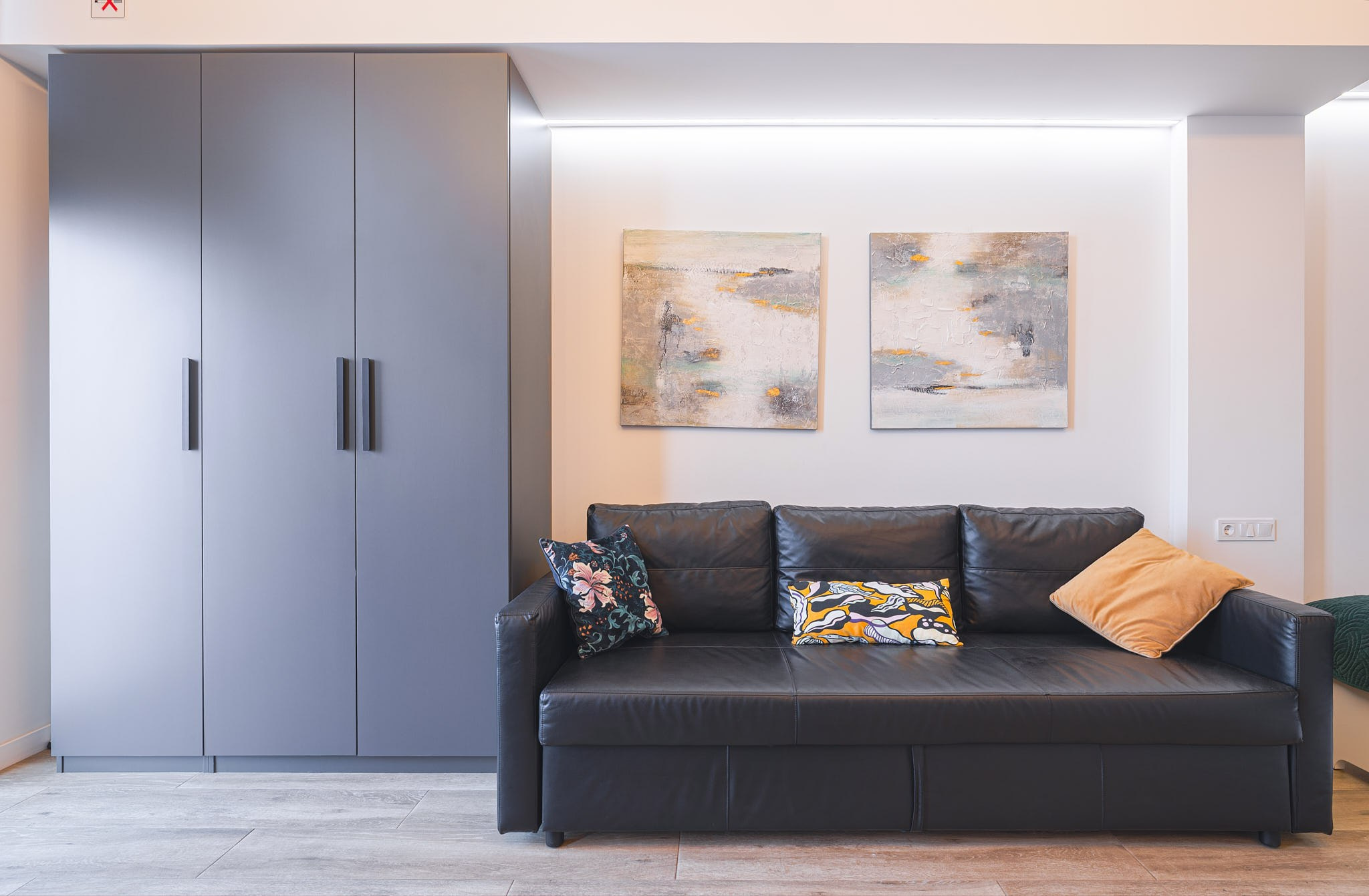 Salón con sofá y decoración moderna en un apartamento en Valencia