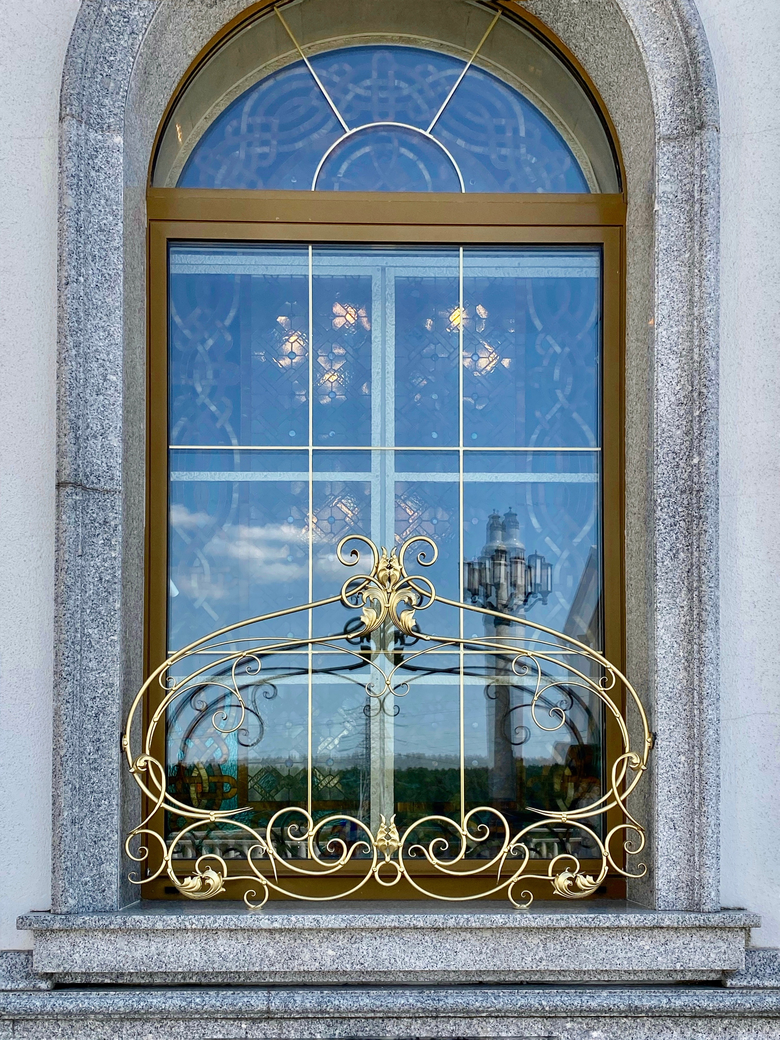 Цветочницы Храма-памятника в честь Всех Святых и в память о жертвах, спасению Отечества нашего послуживших в городе Минске Минской Епархии Белорусской Православной Церкви. 2018 - 2020 г. Сталь, лазерная резка, художественная ковка, сварка.