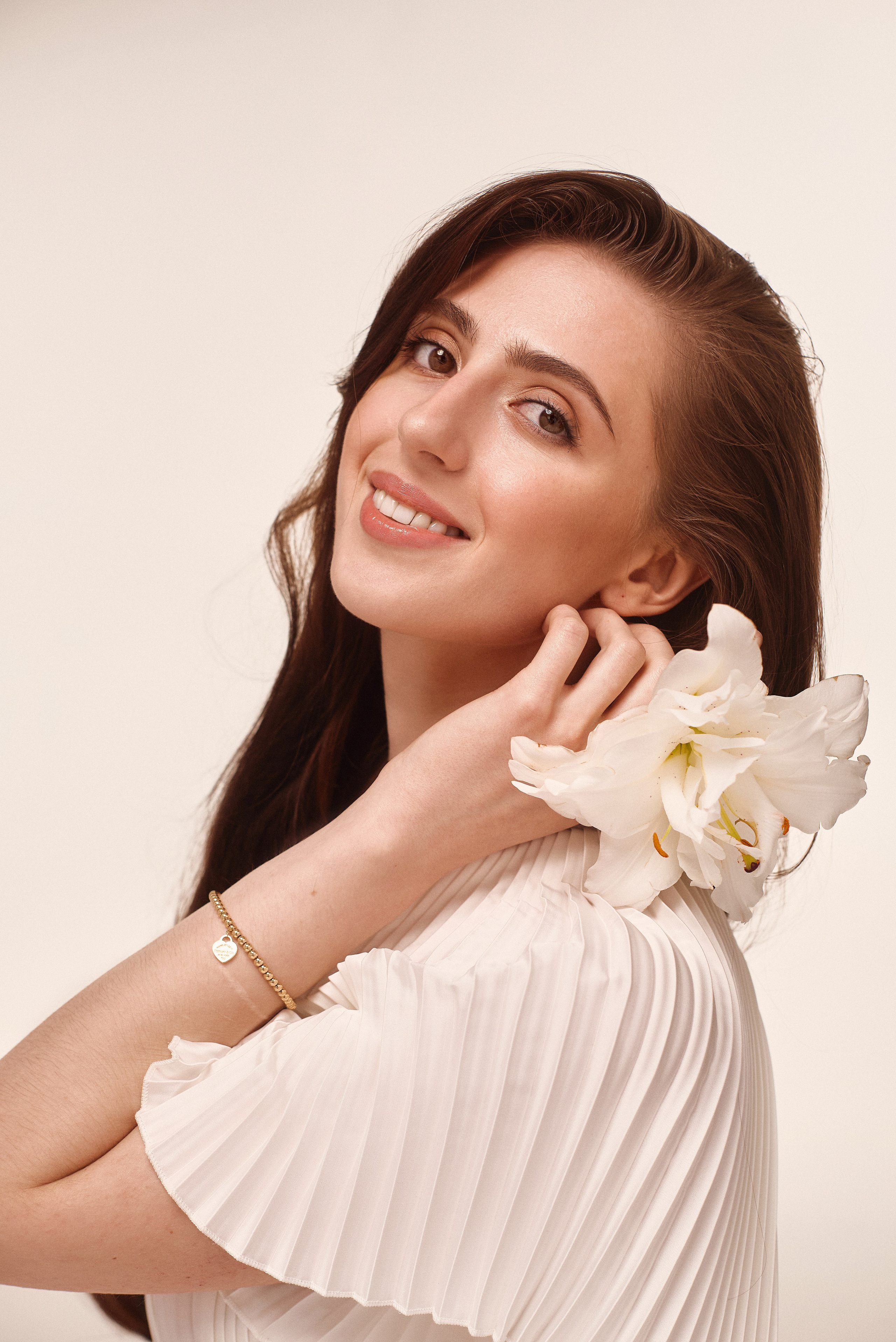 Naturalna i pełna emocji fotografia rodzinna – mama, tata i dziecko w studyjnym otoczeniu