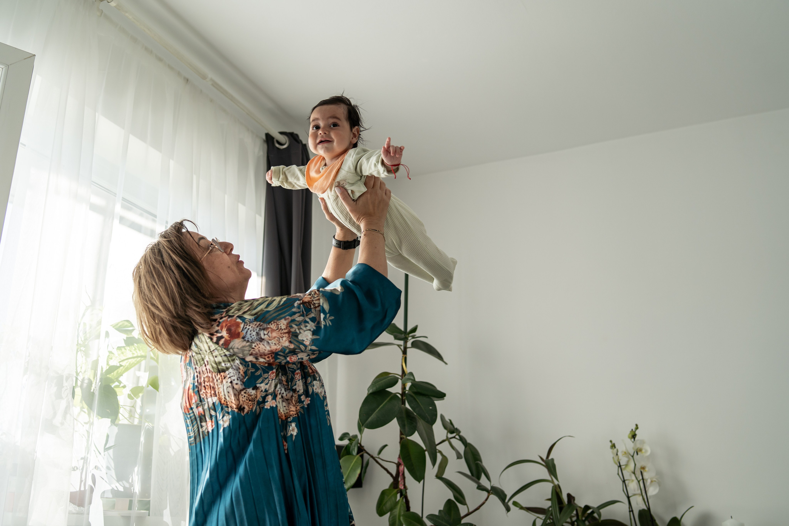 bunica fericita cu bebelus 