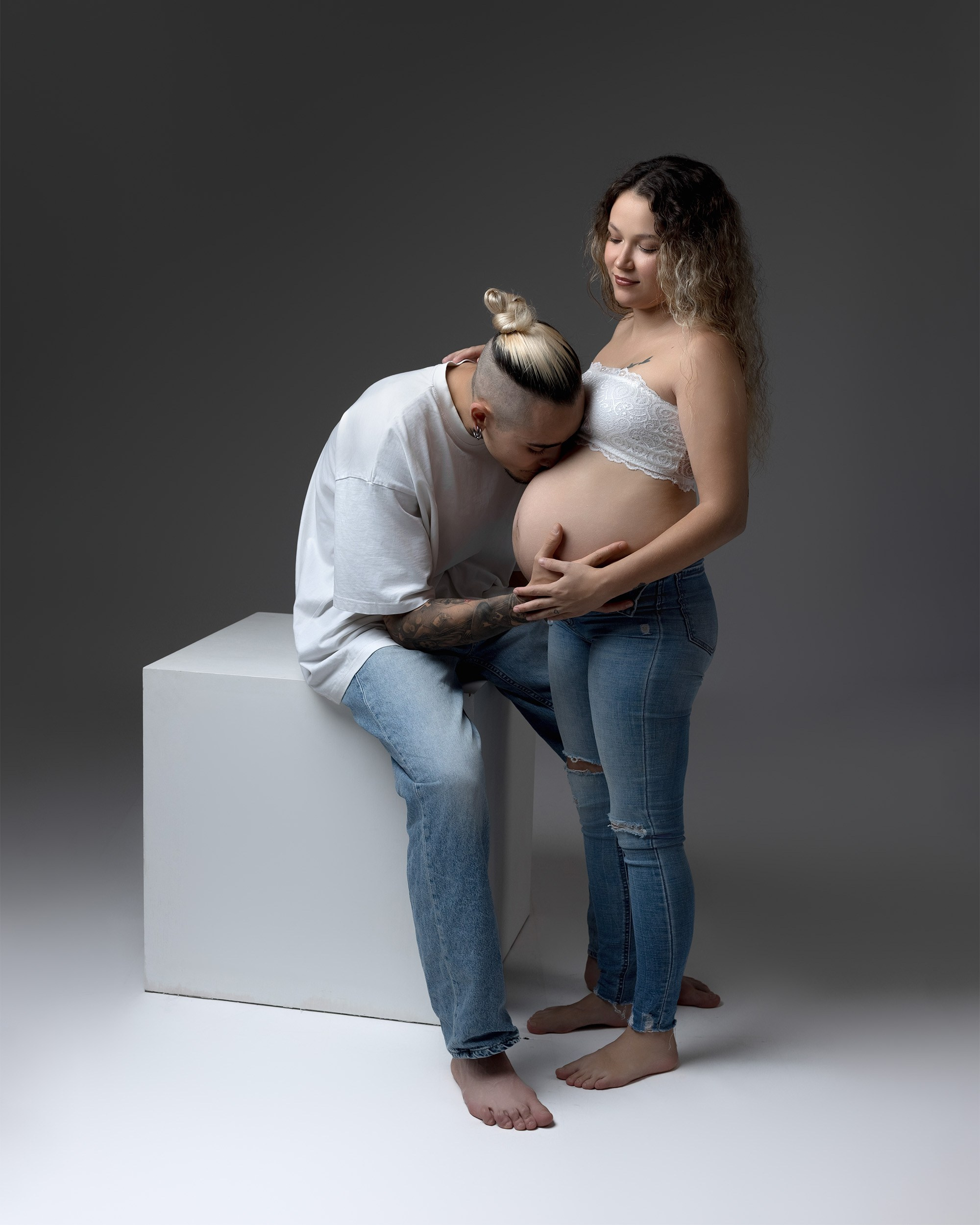 Embarazo y&nbsp;Maternidad sesiones de&nbsp;fotografía en&nbsp;estudio con pareja