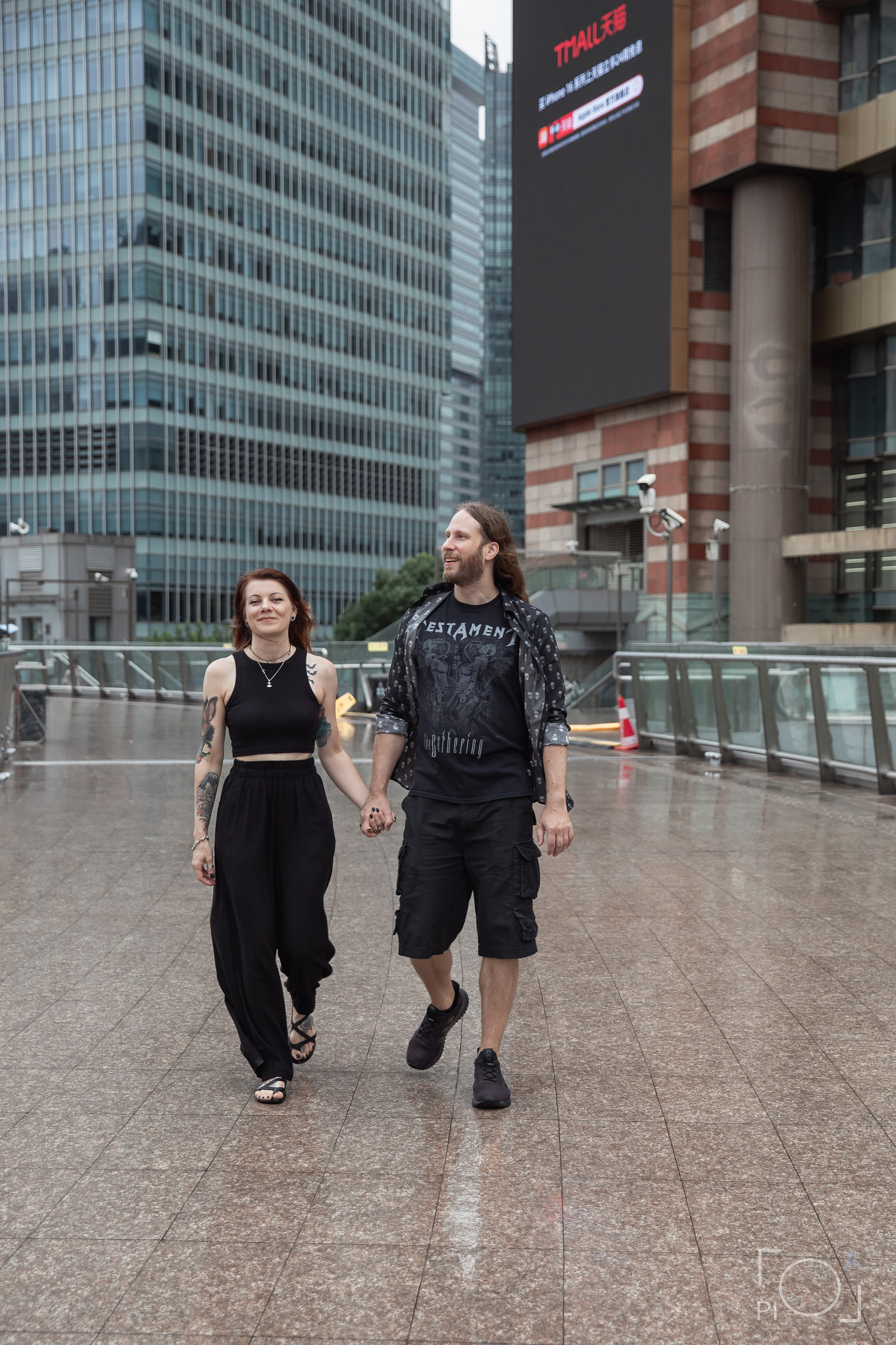 Мужчина и женщина гуляют по мосту в финансовом центре Шанхая