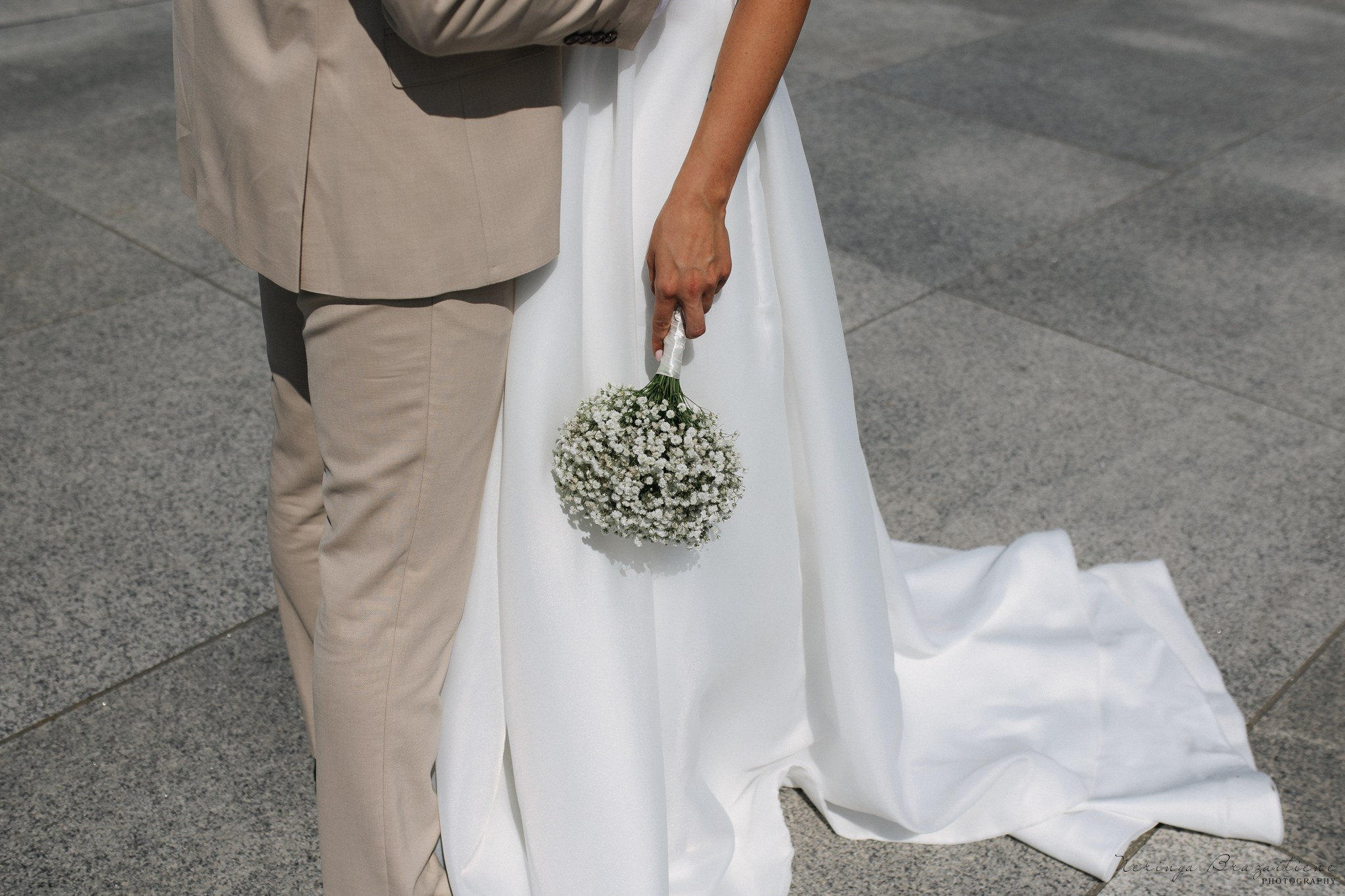 Vestuvinė fotosesija Kaune, Vienybės aikštėje, prie Lietuvos banko