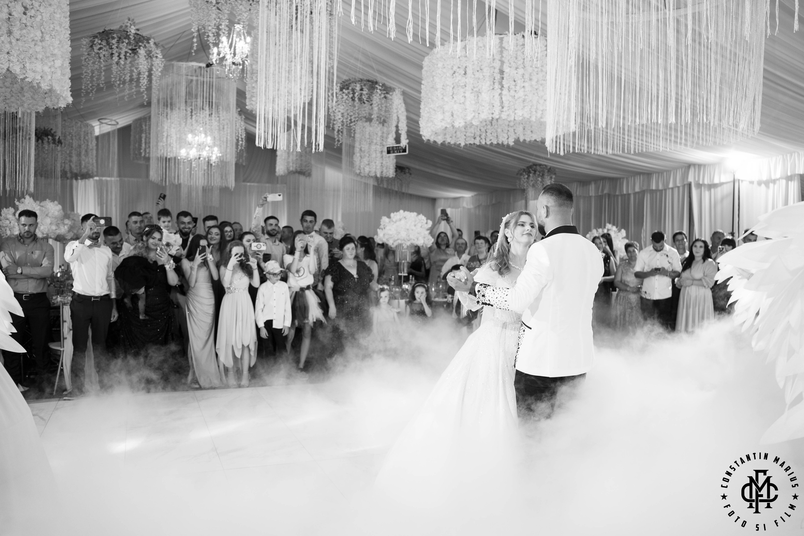 WEDDING PHOTOGRAPHY. DESPRE NOI