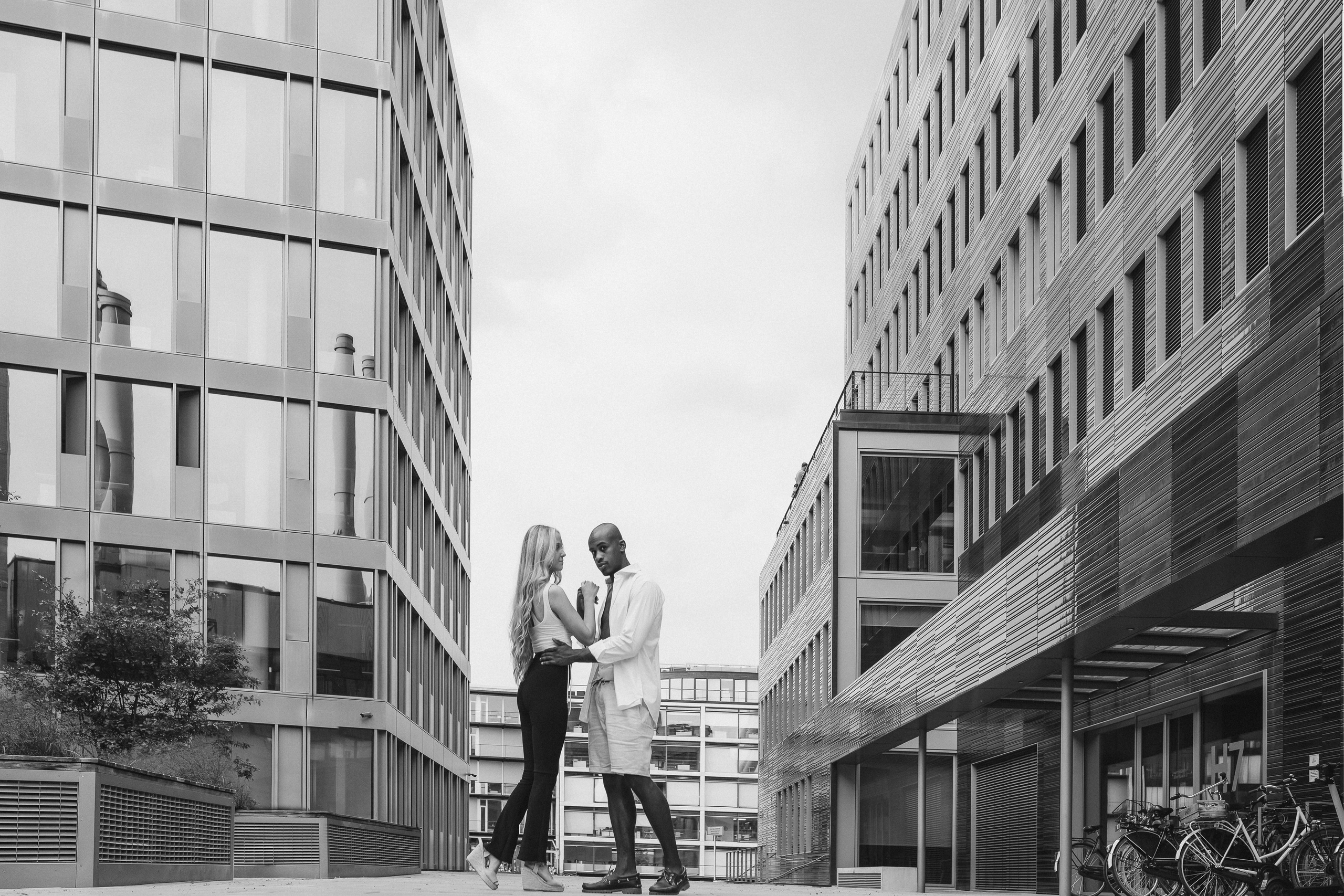 Love Story Münster Haven. Schwarz-weiß Fotografie in Münster. Fotografin Viktoria Roschen