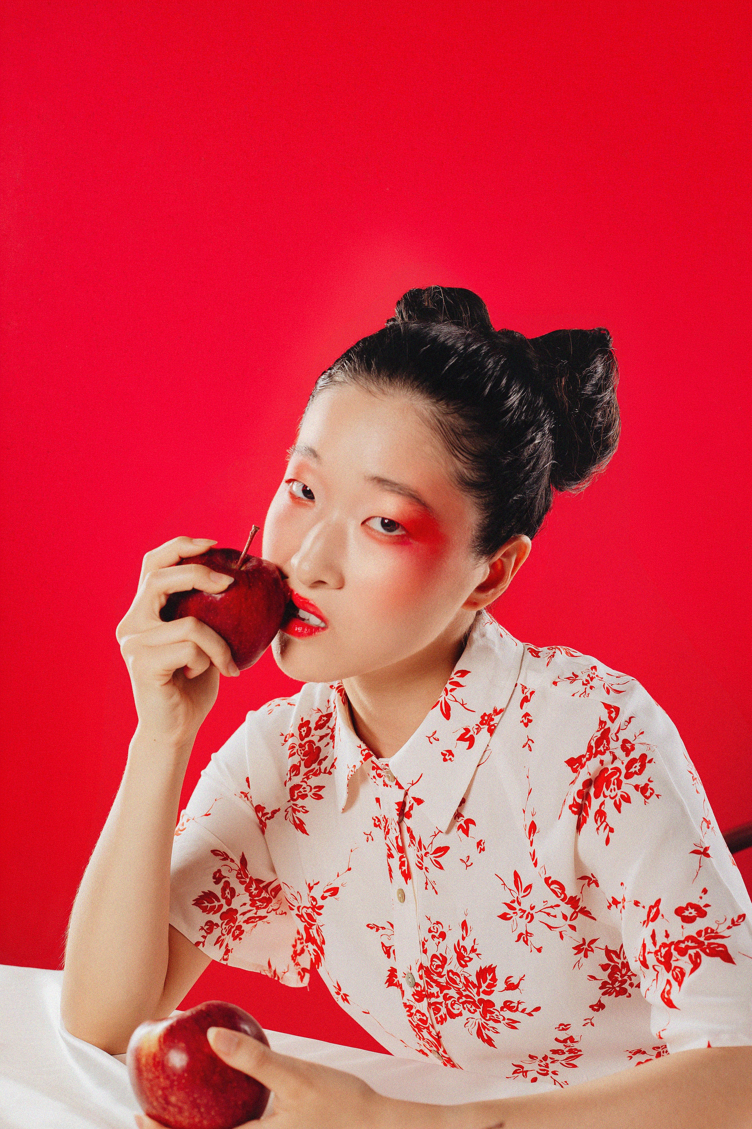 GIRL WITH APPLE. Stylist Alexandra Dergunova