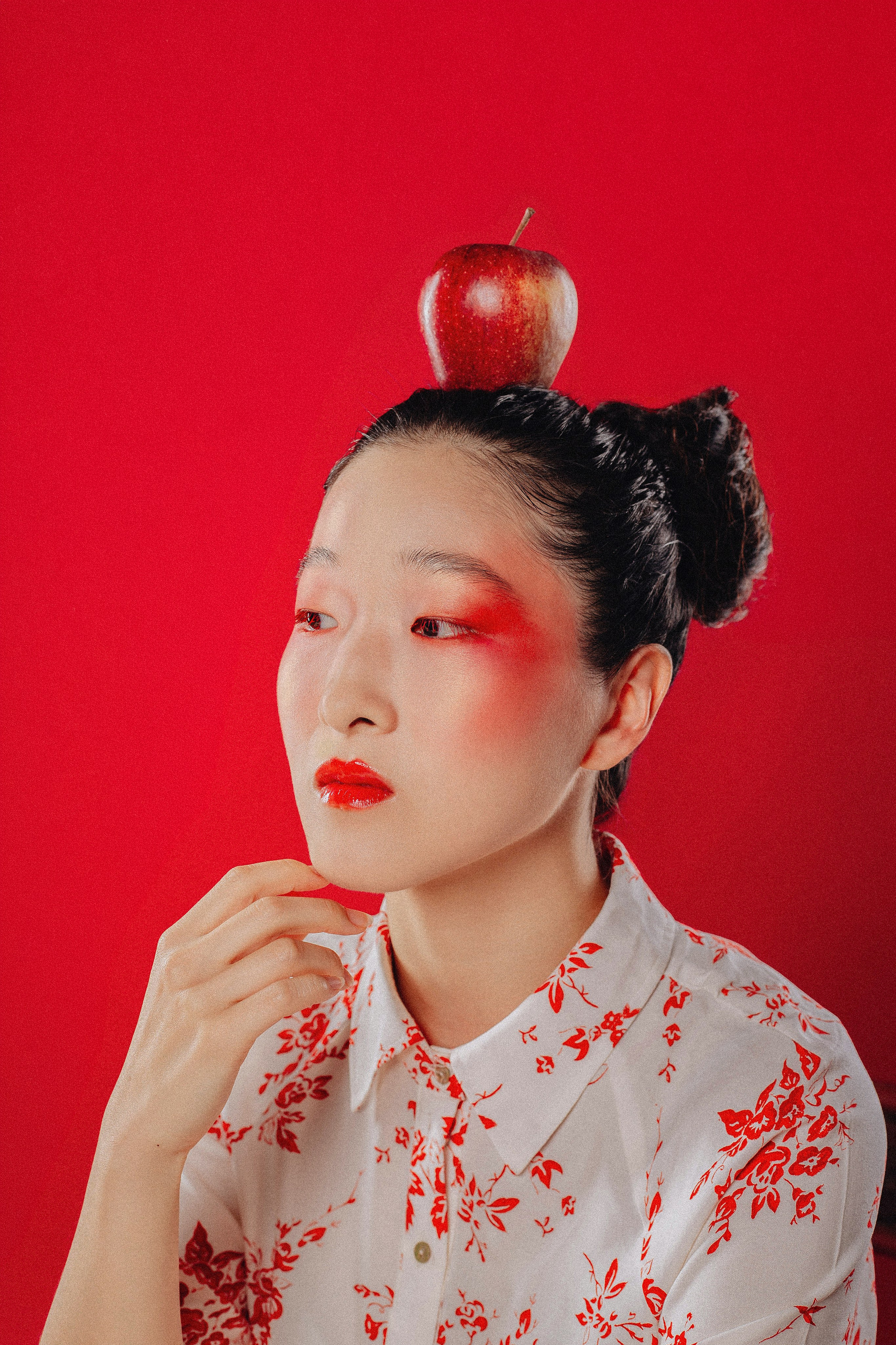 GIRL WITH APPLE. Stylist Alexandra Dergunova