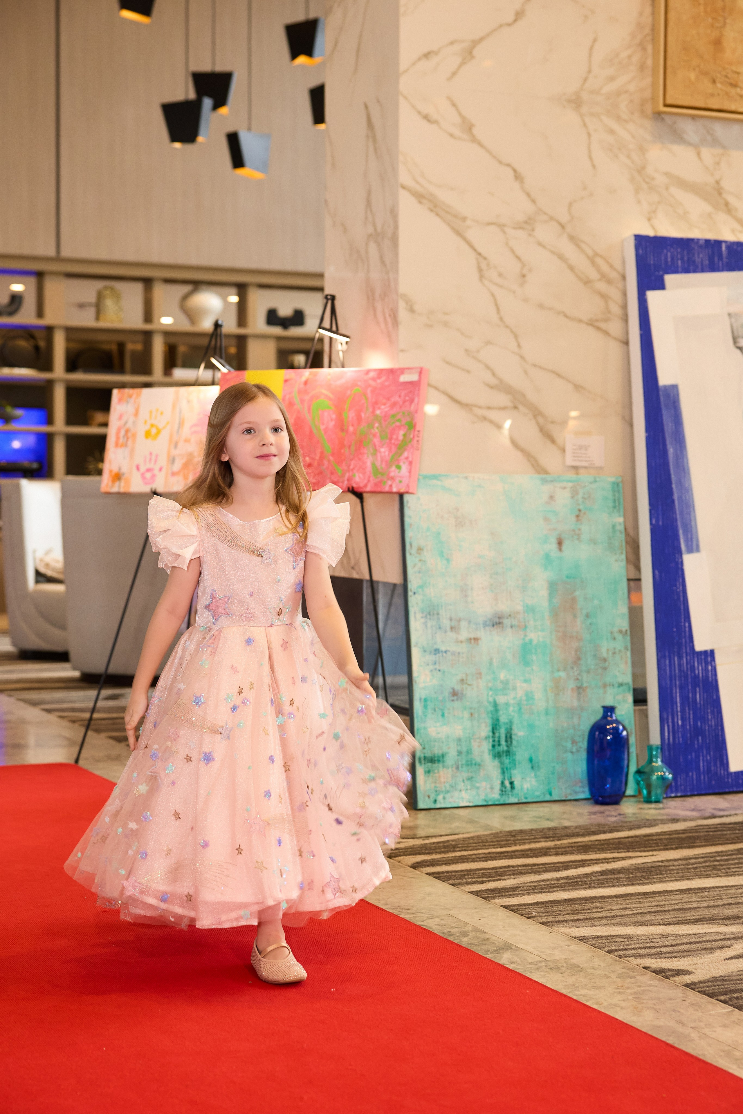 Авторская благотворительная художественная выставка Дианы Бортник. Фотограф Юлия Маковеева