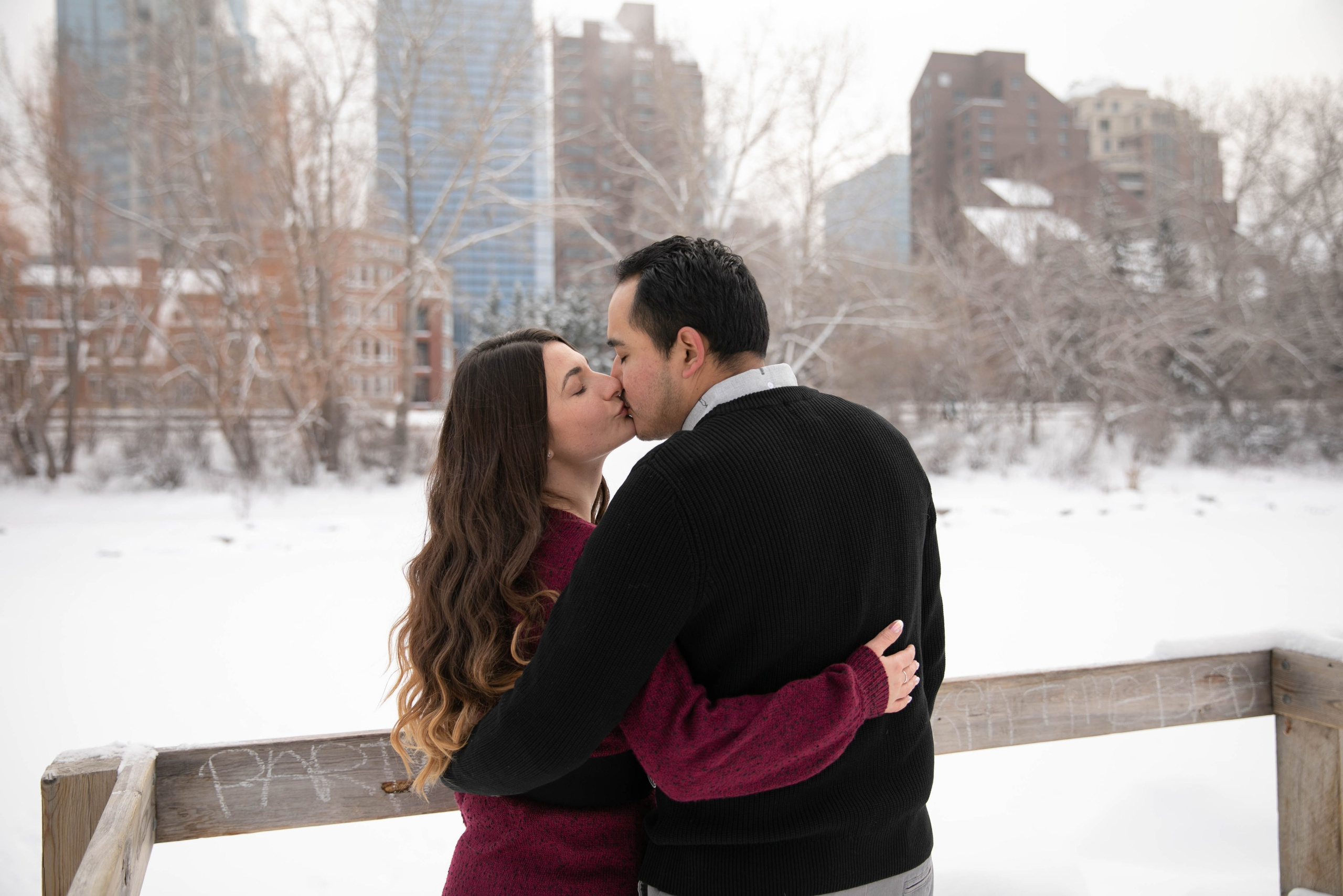 Iván & Andrada — Princes Island Engagement. Fotografía accesible en Calgary