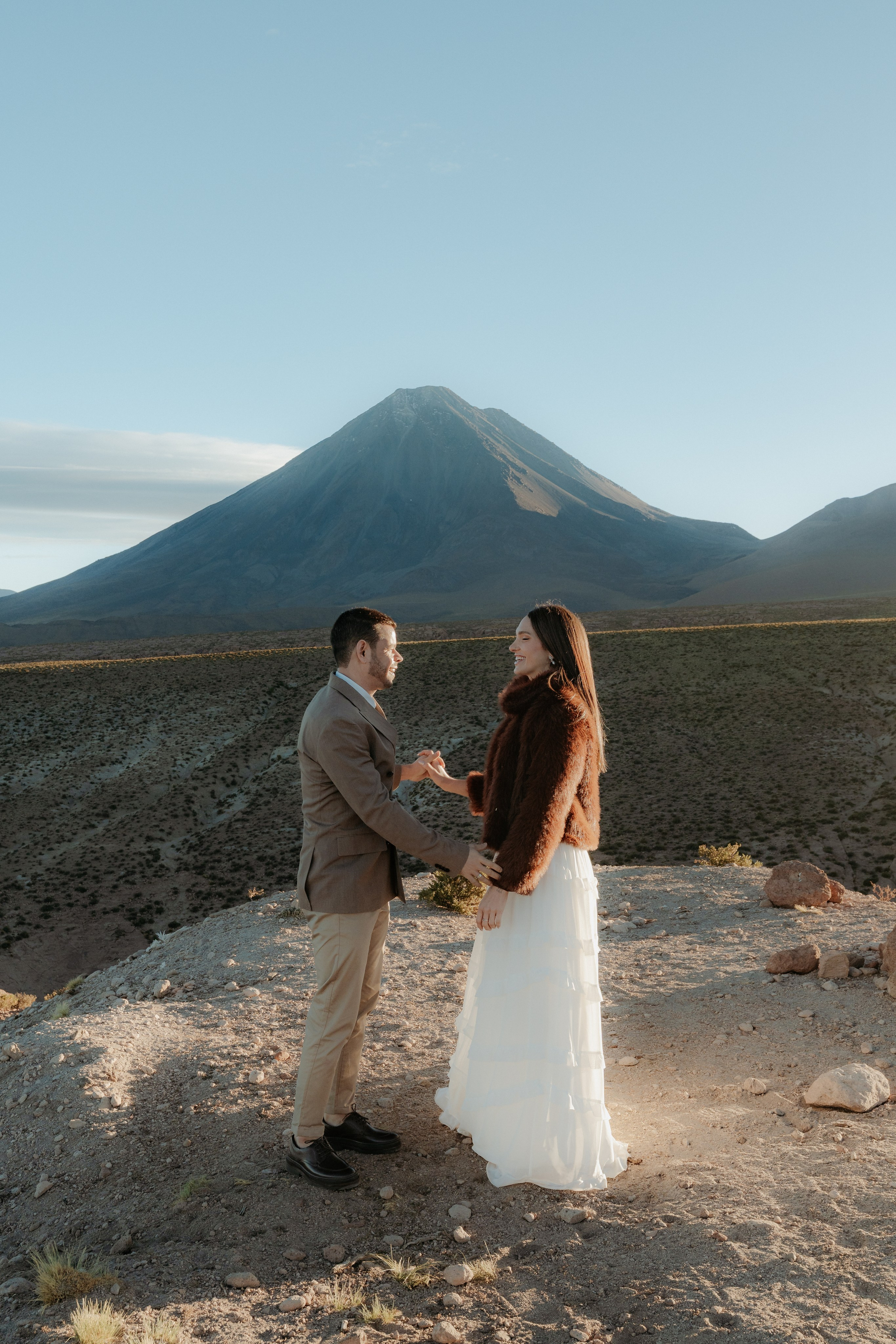 Pre-wedding no mirante do vulcão Licancabur. Photographer in San Pedro de Atacama