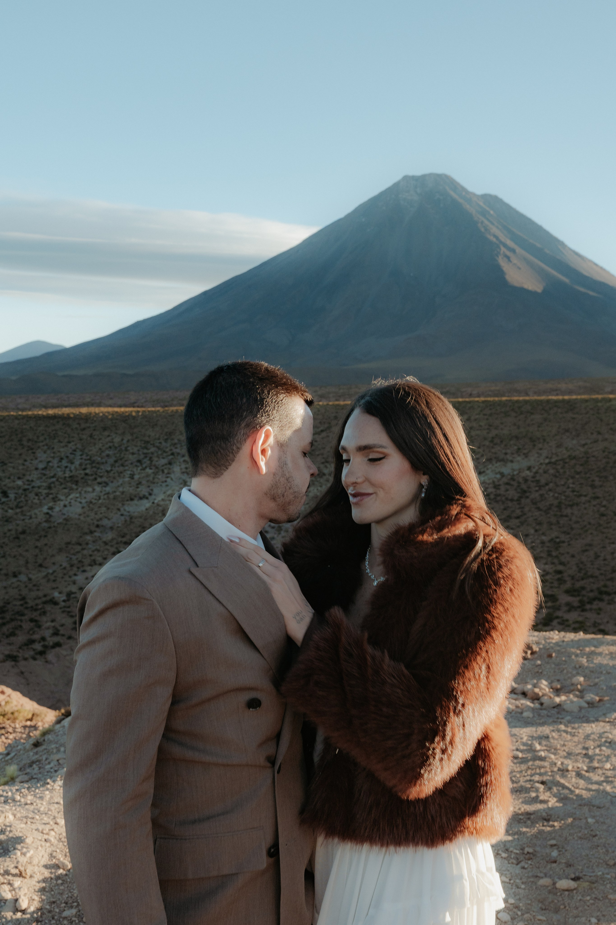 Pre-wedding no mirante do vulcão Licancabur. Photographer in San Pedro de Atacama