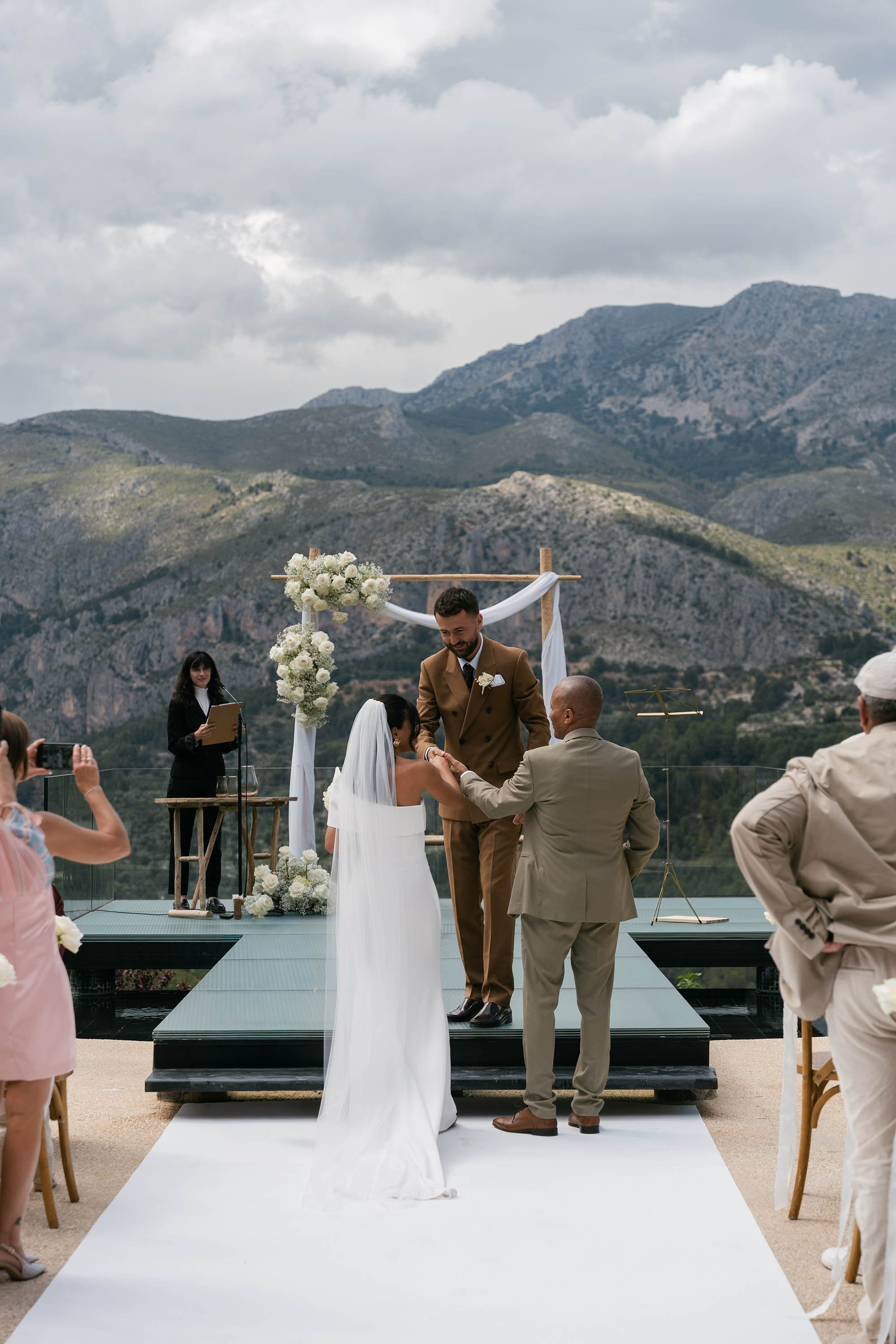 Sarah and Theo — VIVOOD. Fotógrafos de bodas de destino y creadores de contenido con base en España