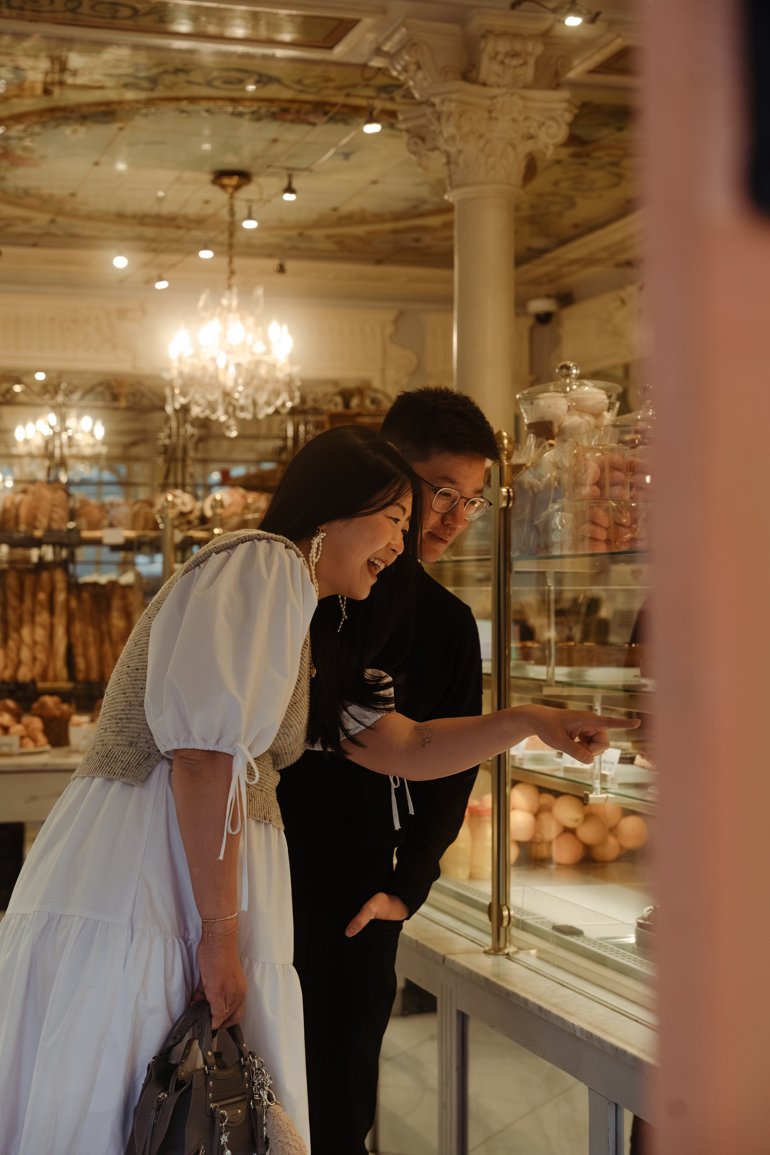 Grace & Lee — morning stroll in Marais. Paris photographer — Polina Osipova