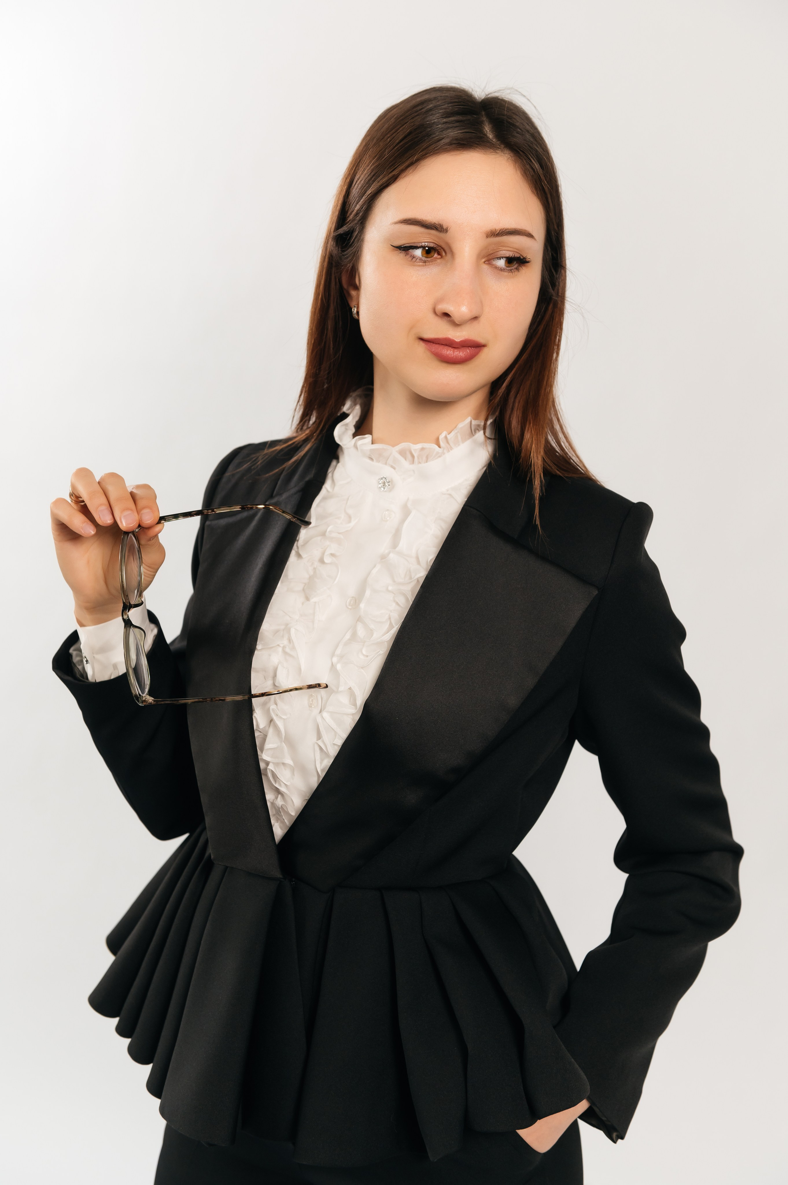 Compleu: sacou și pantaloni. Designer vestimentar: elaborarea, proiectarea și confectionare…