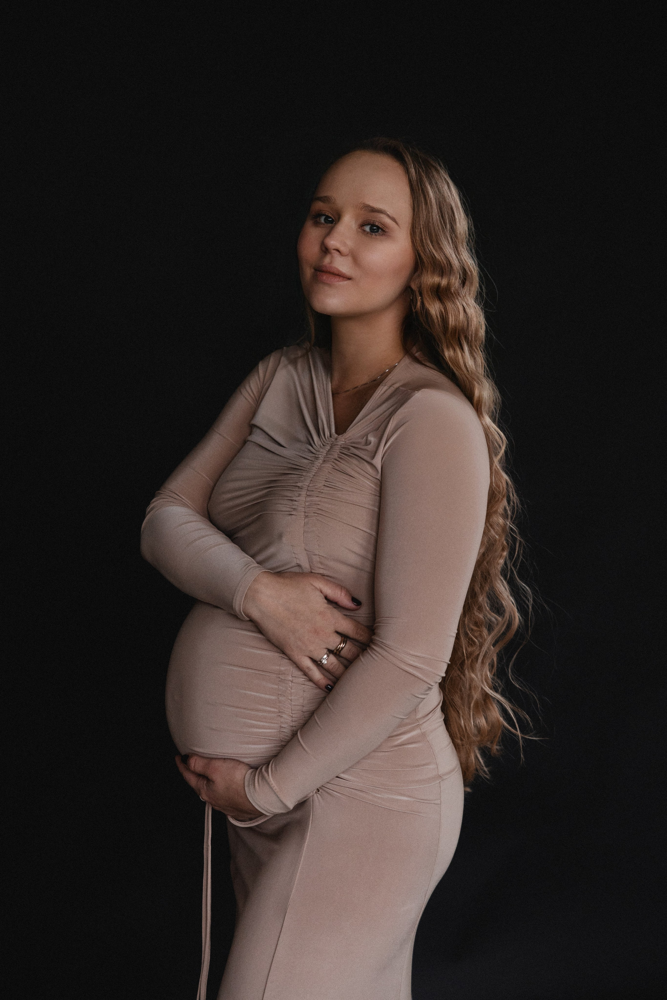 Babybauch Shooting im Fotostudio | Schwangerschaftsfotos in Bochum. Hochzeitsfotografin Bochum | Halyna Reiche Fotografie NRW