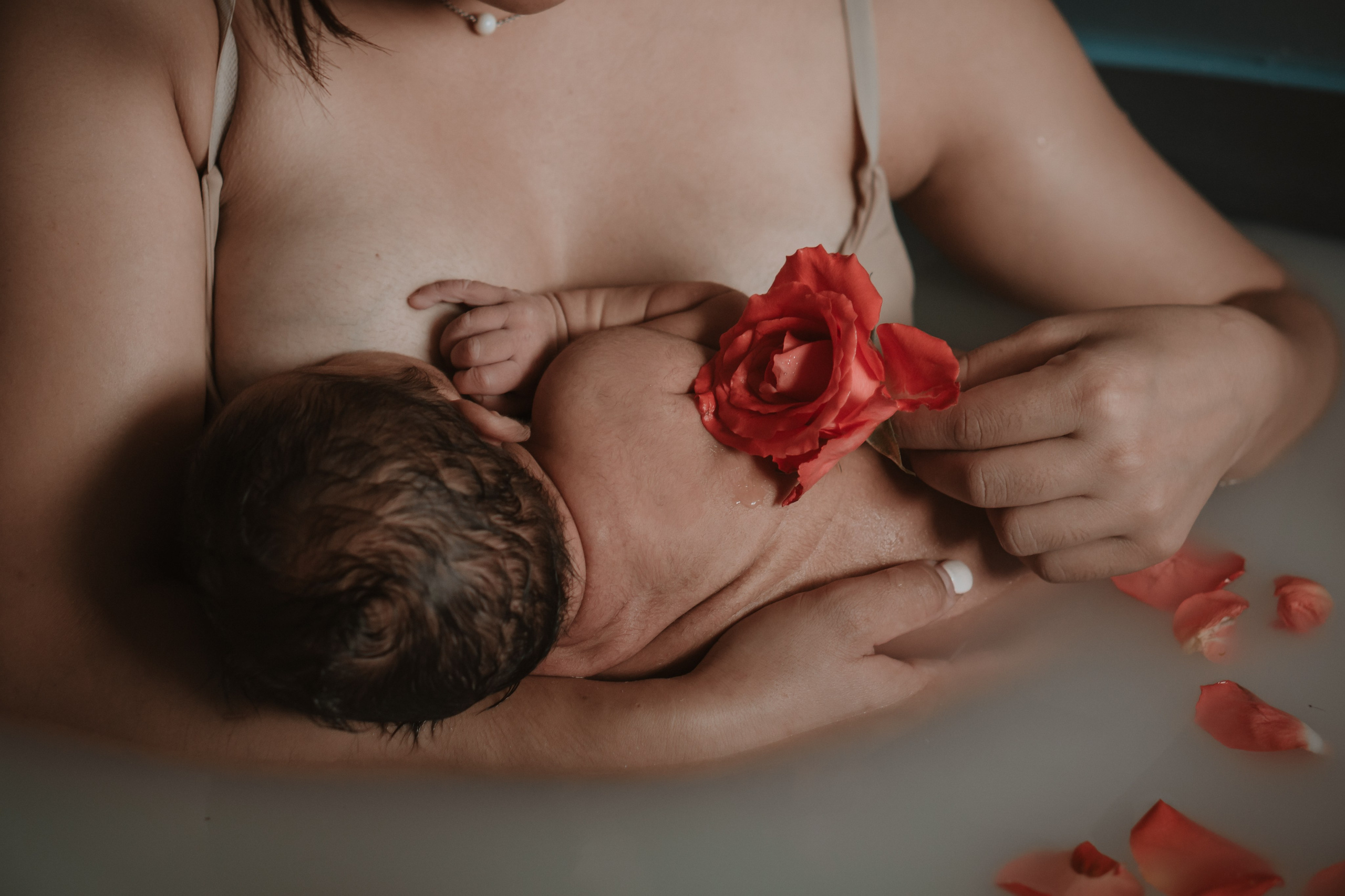 Monika, Pool newborn shooting. Family photographer Aargau Zurich