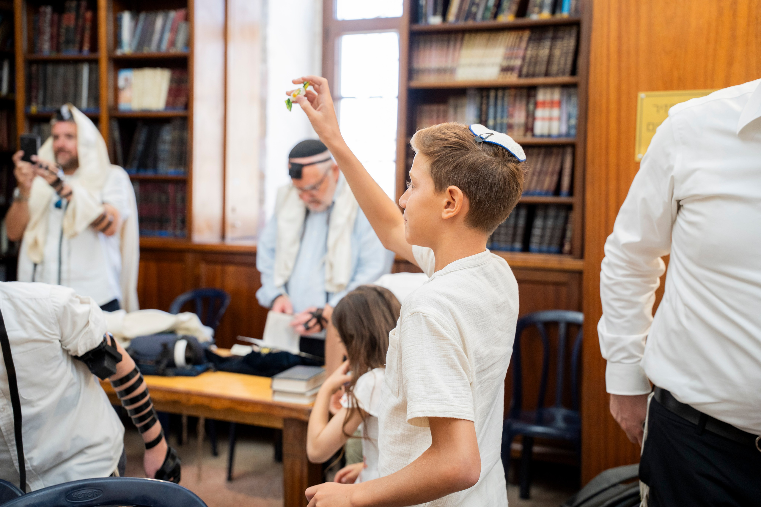 הנחת התפילין רפאל לוי. יוסף מזרחי צילום חתונה, ברית וזוגיות. צלם מקצועי שאוהב להוציא אתכם הכי יפים ברגעים הכי מרגשים