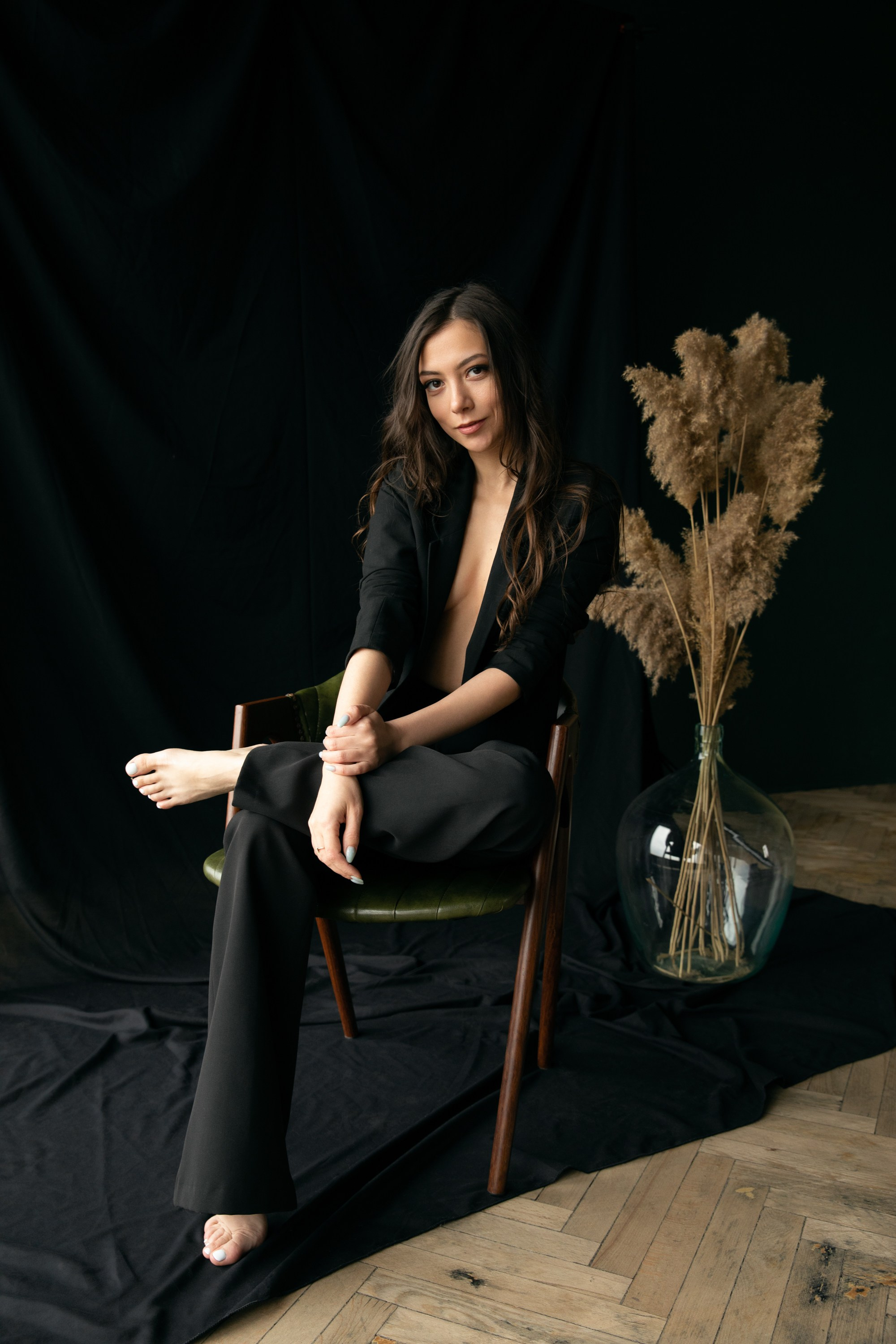 Sinnliches Studio-Porträt mit verschränkten Beinen