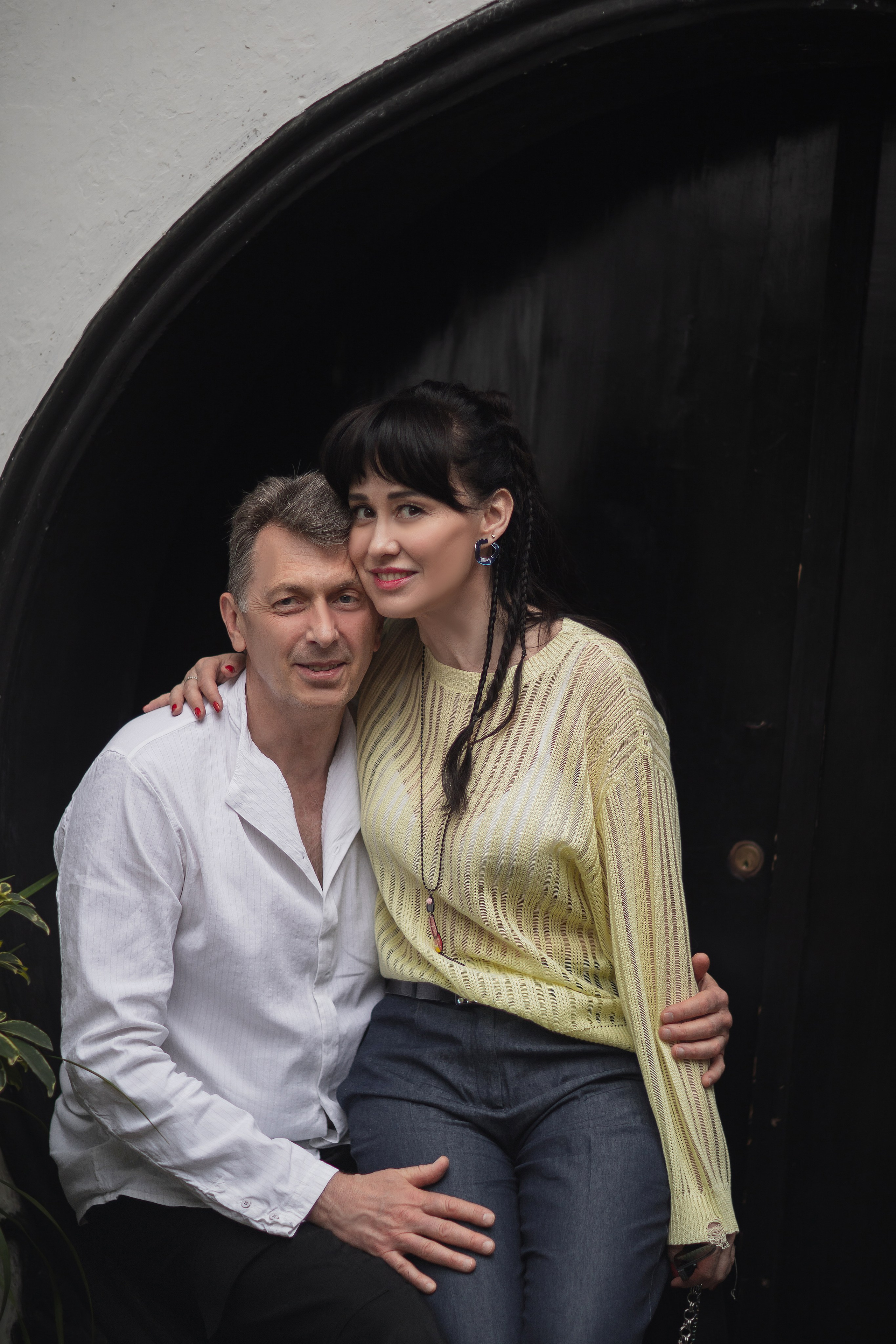 Романтическая фотосессия пары среди каменных мостов и зелени сада Радости