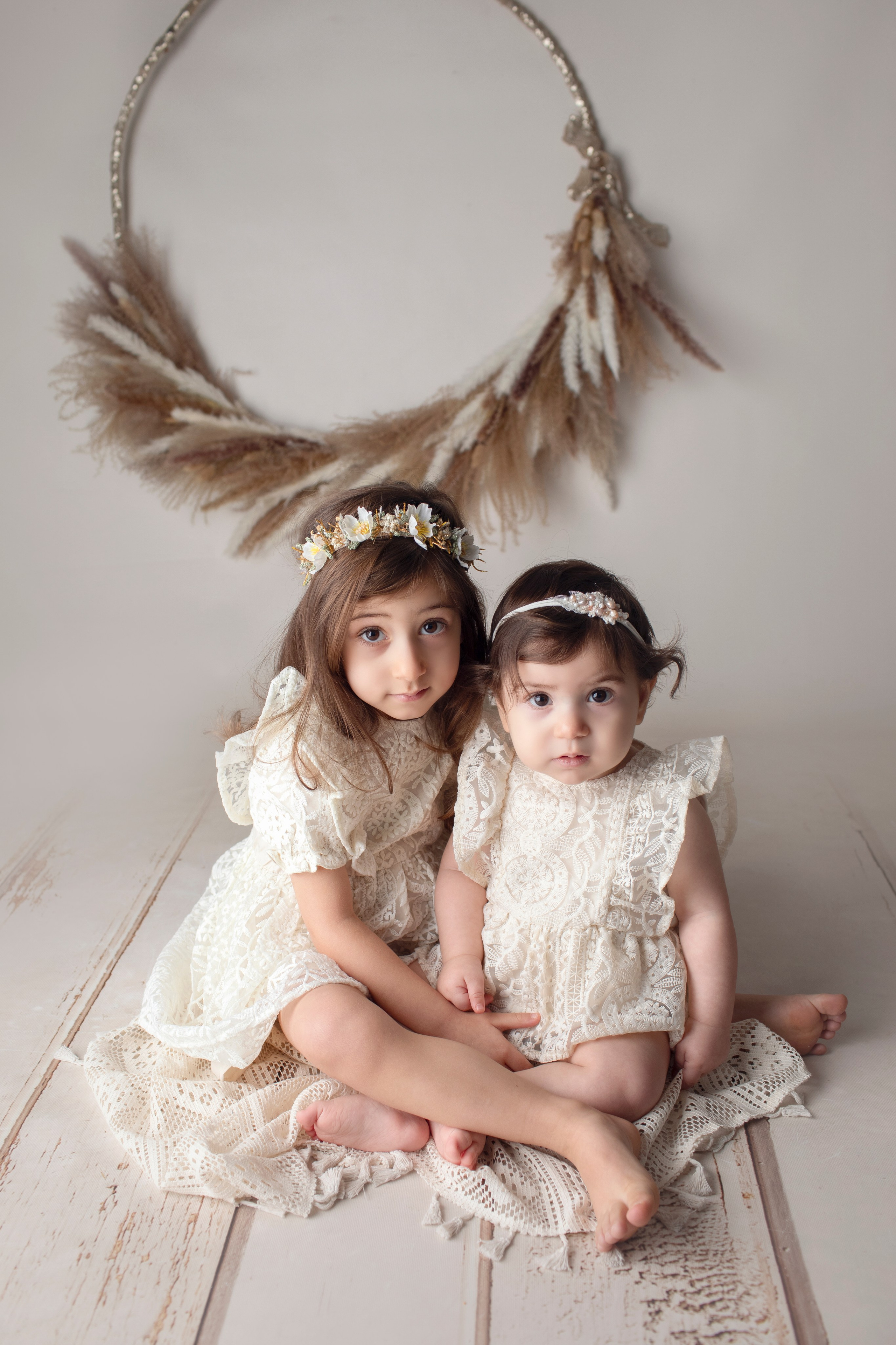 En familjefotografering i vår fotostudio fångar alla de äkta leendena och den speciella gemenskapen mellan mamma, pappa och barn.